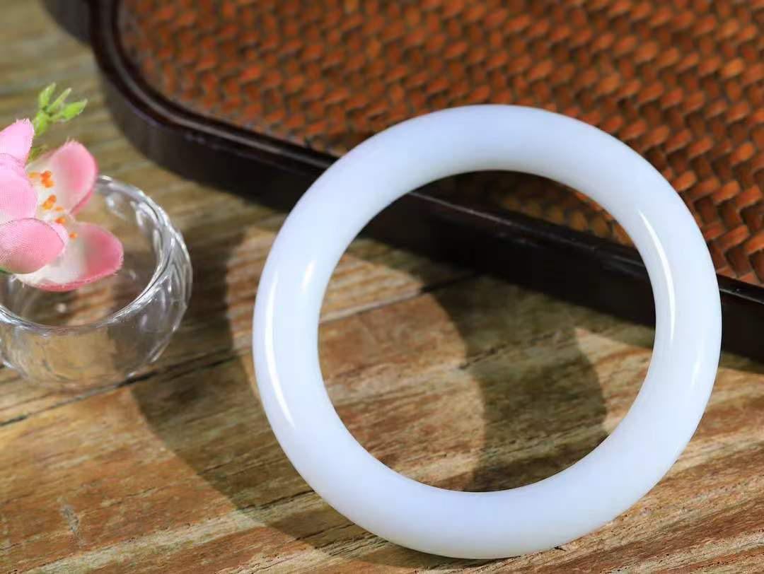 【玉佳人·手镯】

精品️和田玉白玉手镯 ，玉质细腻油润，做工细致精美，端庄素雅，亭亭玉立，芊芊素手。芊芊素手，怎能忘镯？秀美镯型，更显婀娜。内径57.5mm 尺寸11.8-10.8mm重64克69371480L