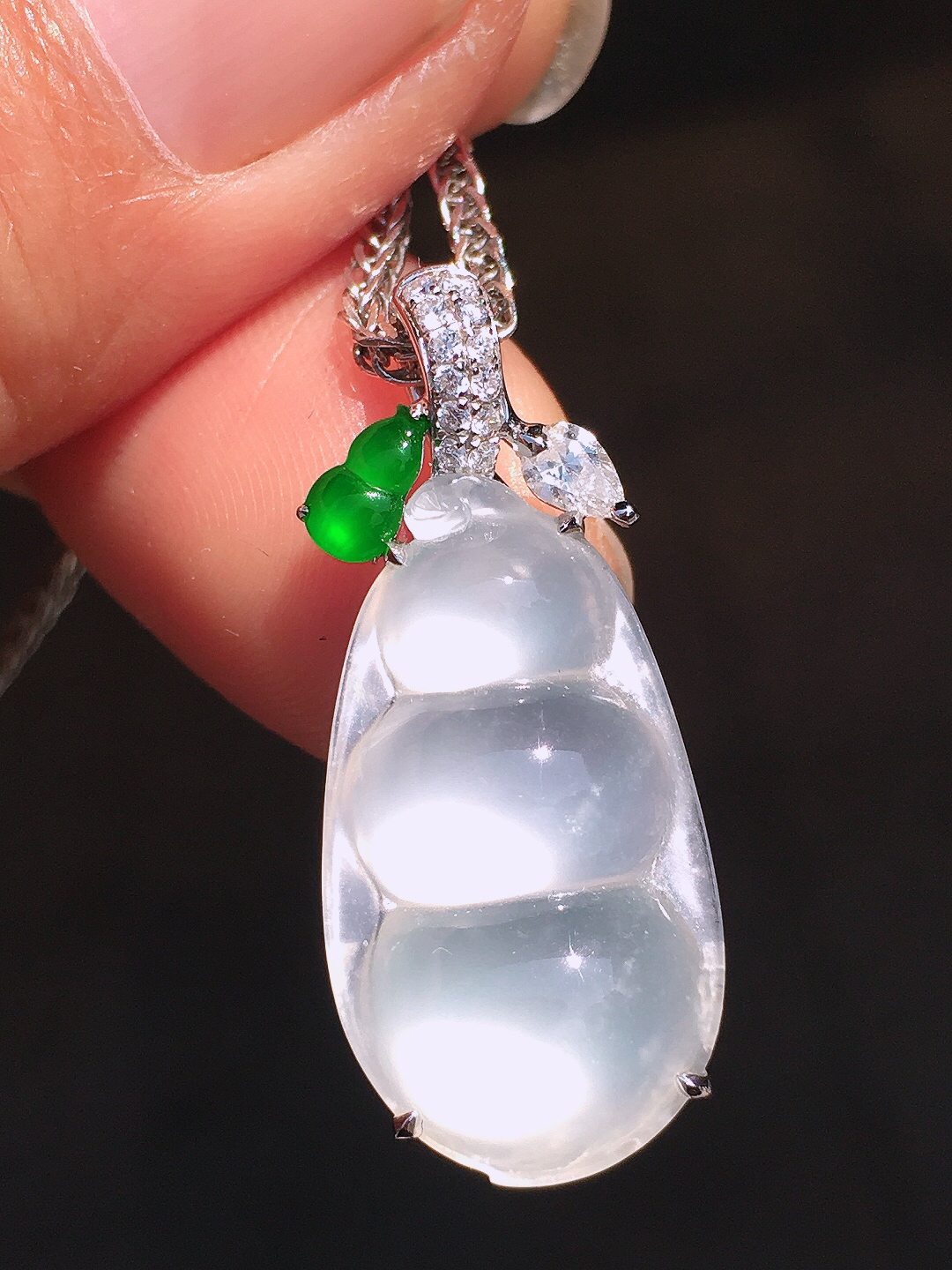 冰种福豆吊坠，玉质细腻，荧光感超
强，饱满圆润，尽显优雅气质，18k
金豪华镶嵌