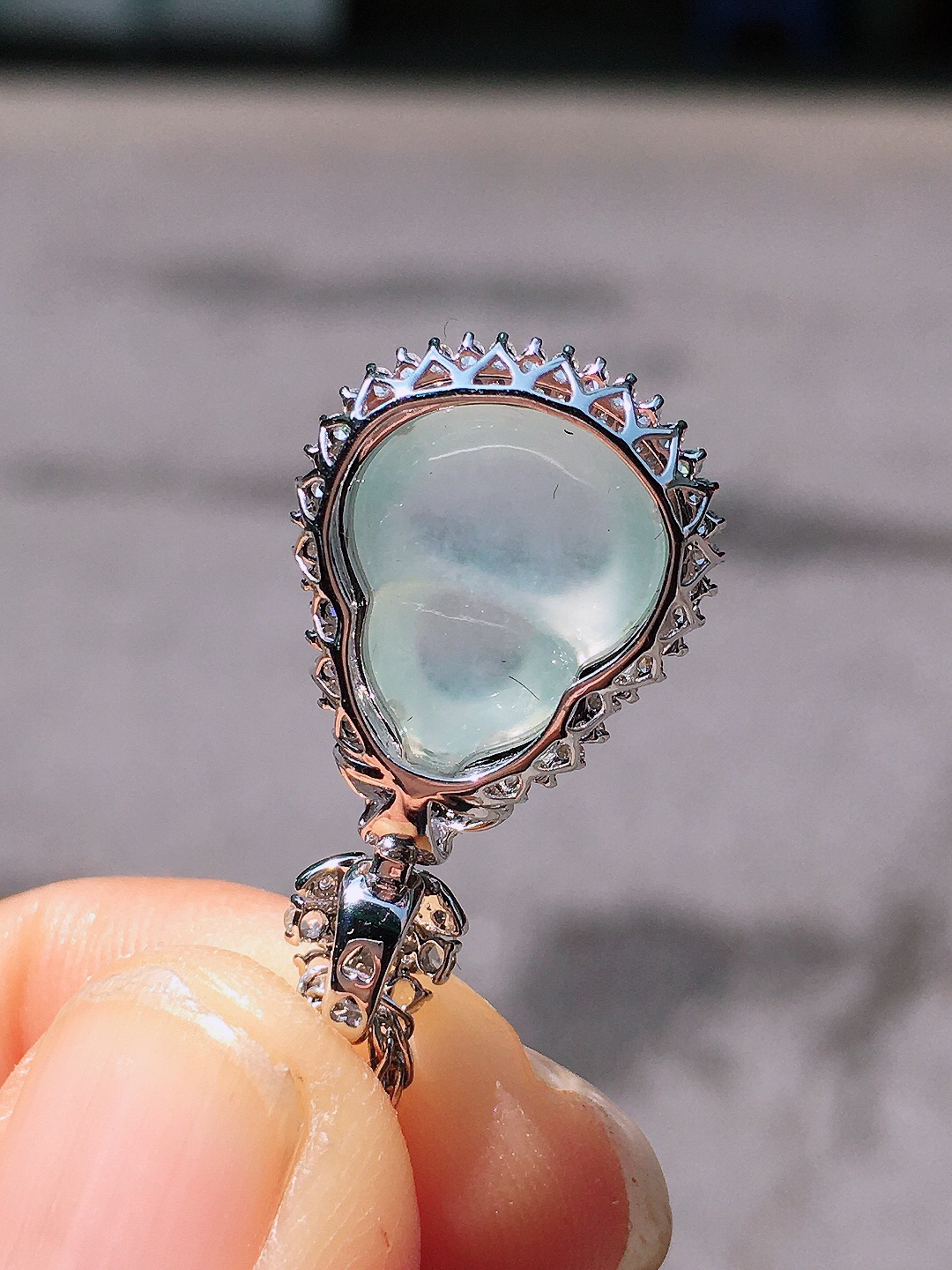 冰种葫芦吊坠，玉质细腻，荧光感超
强，饱满圆润，尽显优雅气质，18k
金豪华镶嵌