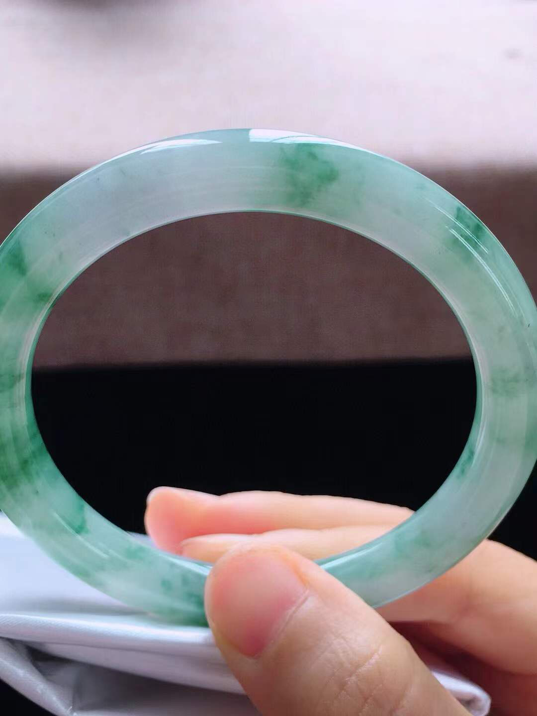 【翡翠名称】老种冰飘花56.6圈口圆条手镯
【翡翠尺寸】56.6*8.8*8.8mm适合57-59正圈口佩戴
【翡翠描述】宝贝种老水足，玉质细腻，色泽靓丽，性价比高，佩戴效果好！
【其它赠送】权威证书/精美挂绳盒子/支持全国复检