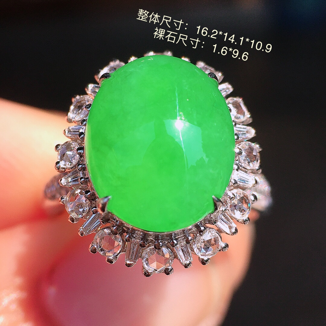 阳绿蛋面戒指，色泽均匀艳丽，玉质细腻，荧光感超
强，饱满圆润，尽显优雅气质，18k
金豪华镶嵌