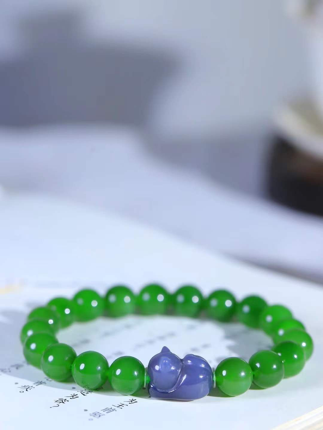 【珠圆玉润.手串】

精品和田玉碧玉珠圆玉润手串 玉质温润细腻  整串打磨圆润，佩戴舒适。珠珠落玉盘