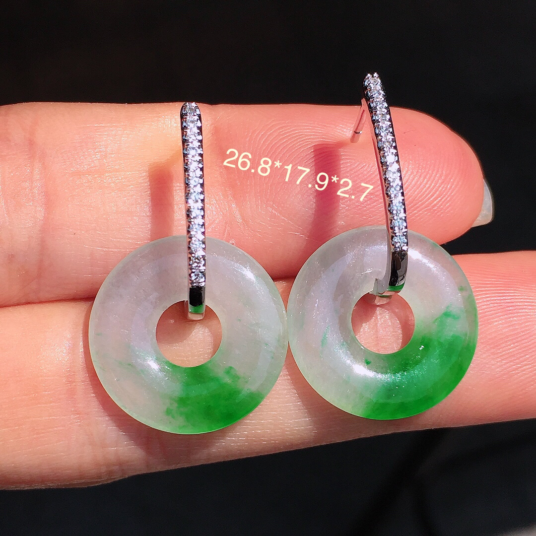 飘绿平安扣耳坠，色泽艳丽，玉质细腻，荧光感超
强，饱满圆润，尽显优雅气质，18k
金豪华镶嵌