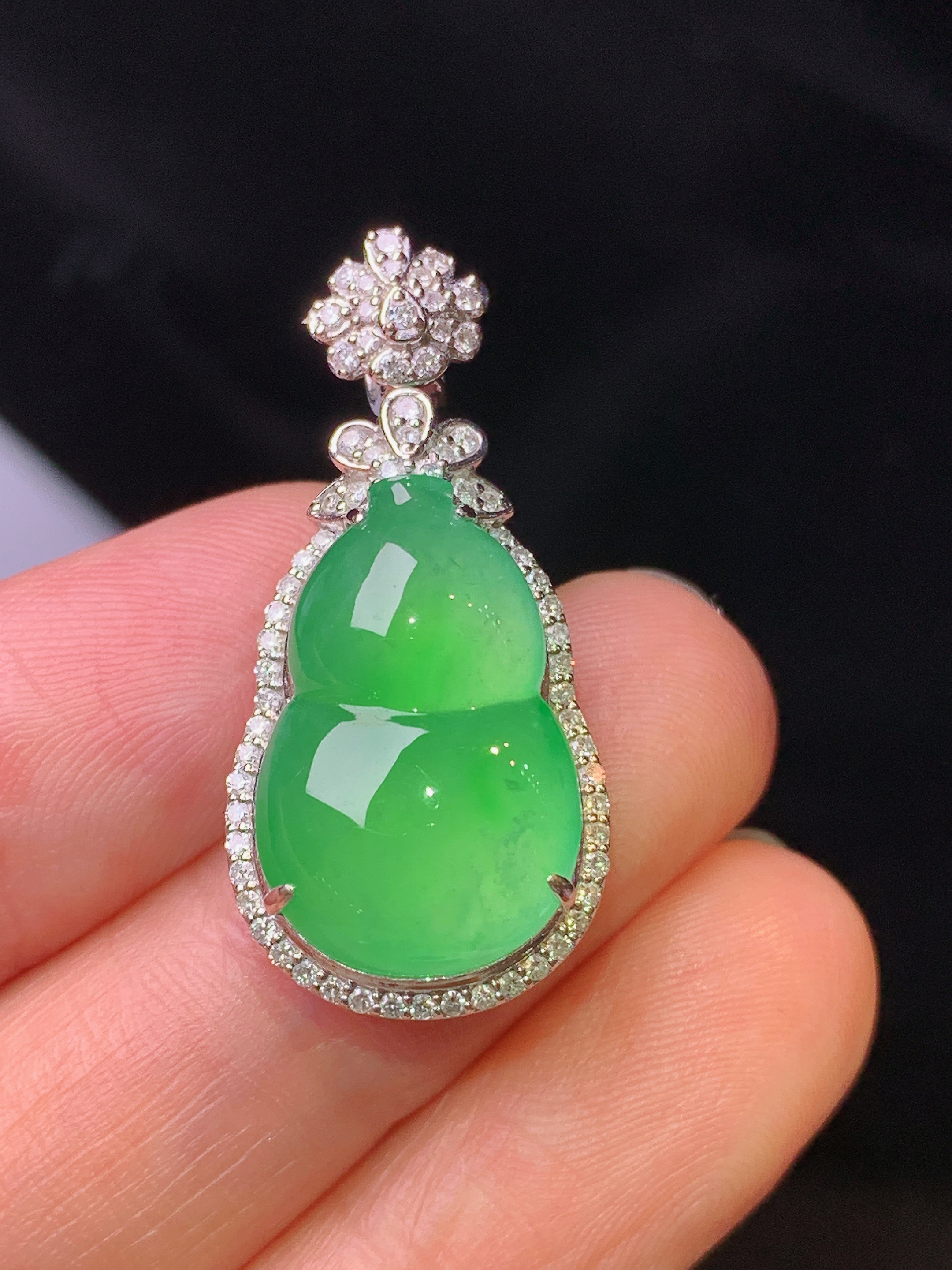 18k金钻镶嵌翠绿葫芦吊坠 玉质细腻 色泽艳丽清新 水润亮眼 整体尺寸30.5*14.2*9.5L2