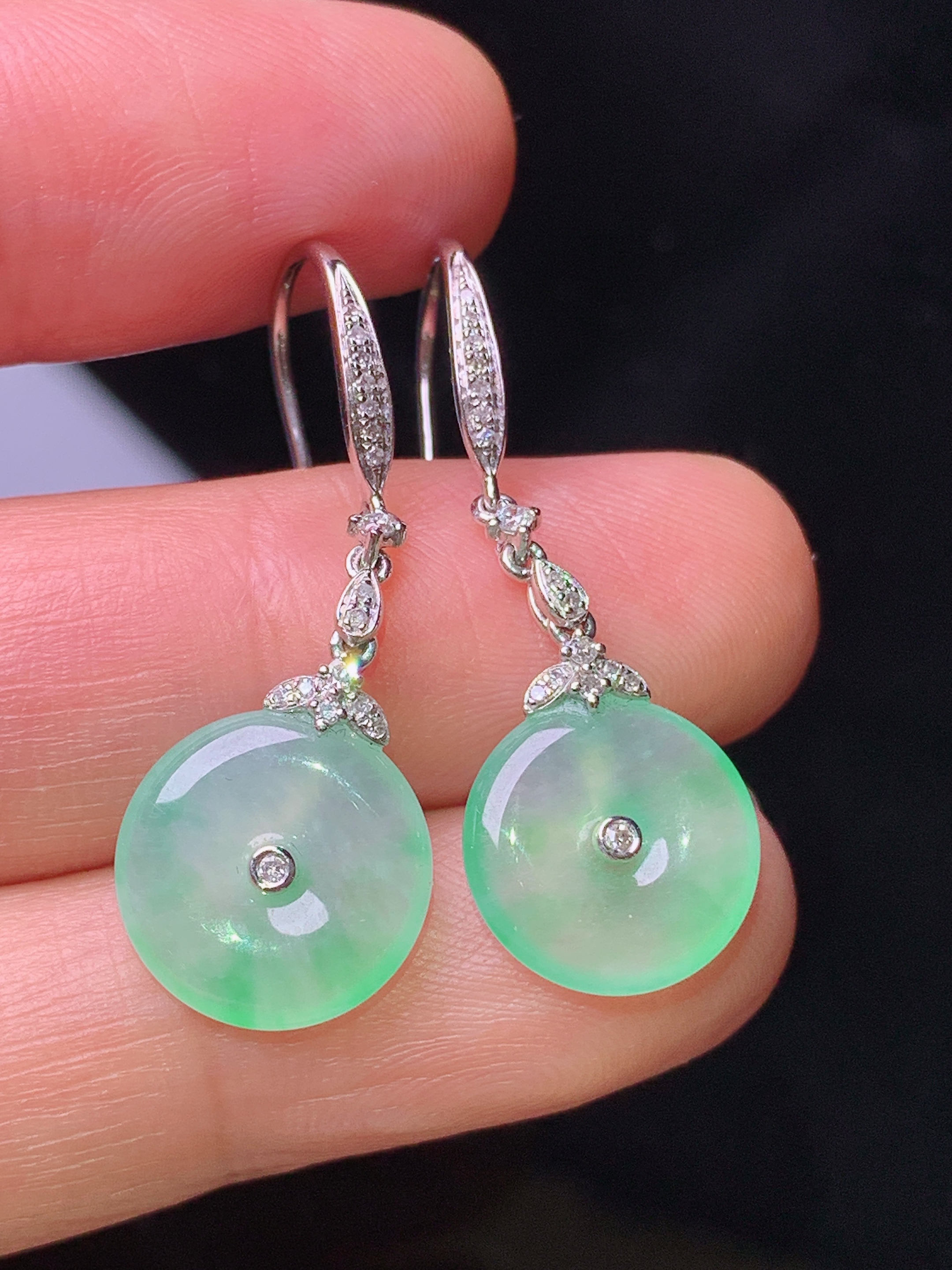 18k金钻镶嵌飘绿平安扣耳坠 玉质细腻 色泽艳丽清新 水润亮眼 整体尺寸33.8*11.8*3z1