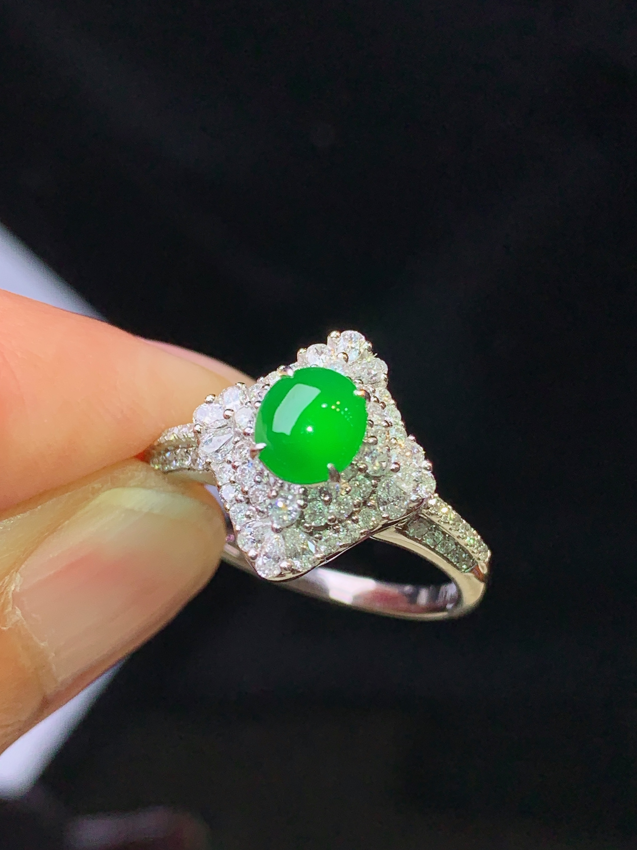 18k金钻镶嵌满绿蛋面戒指 玉质细腻 色泽艳丽清新 水润亮眼 圈口13 整体尺寸13.5*12.3*8.8z1