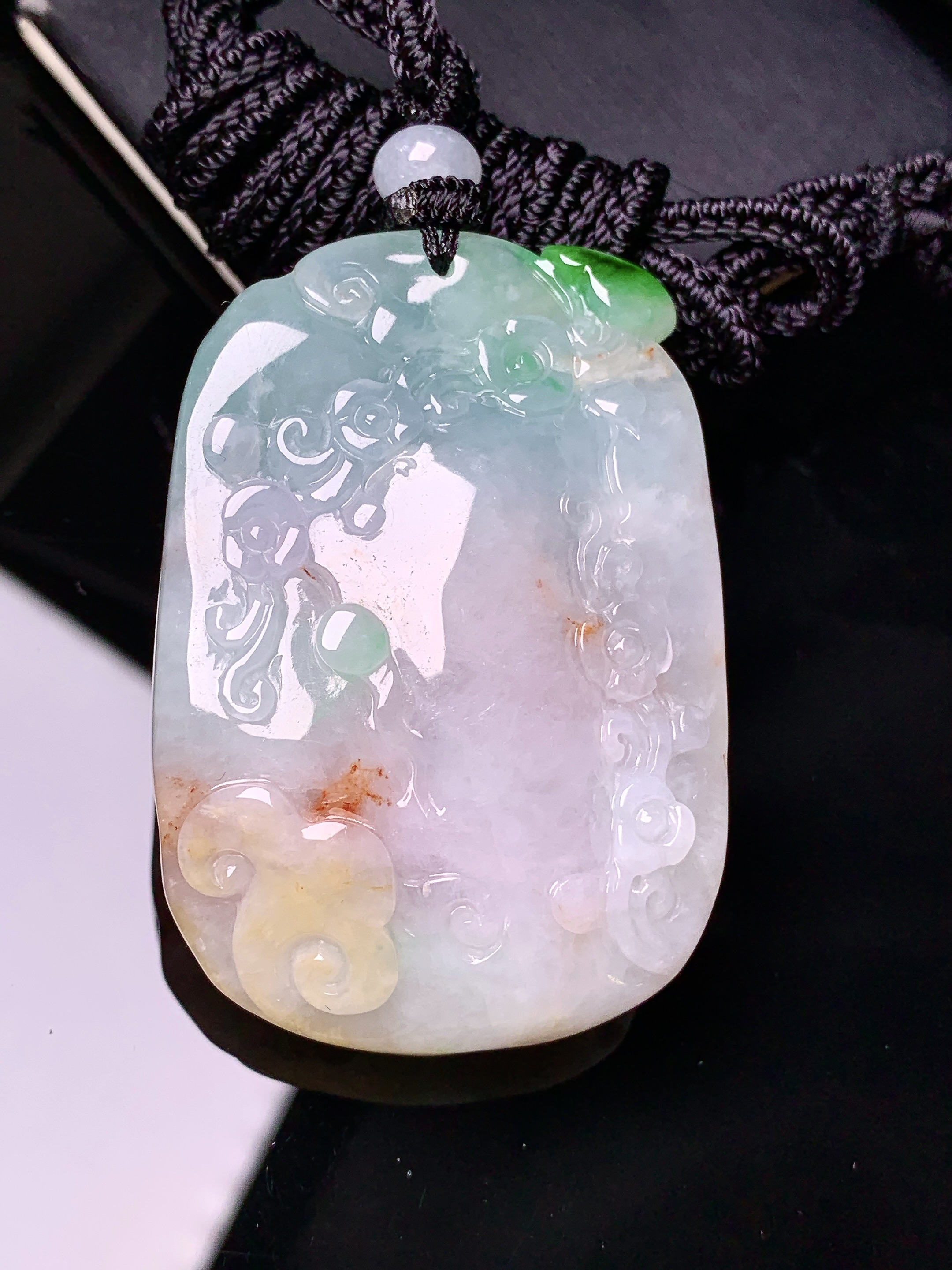 飘黄绿花开富贵牌吊坠 玉质细腻 色泽艳丽清新 水润亮眼 整体尺寸50.5*34.7*12.8w1