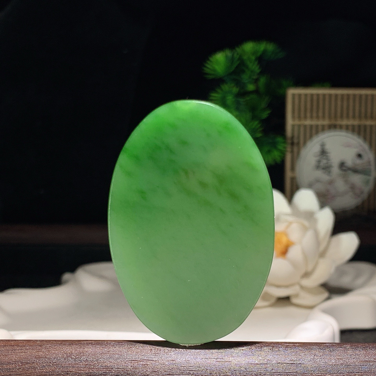 和田玉菠菜绿俄罗斯碧玉大日如来头挂件！尺寸51/35/6重25克 玉质细腻油润 底色纯净 脂粉好，品质好！lt260314