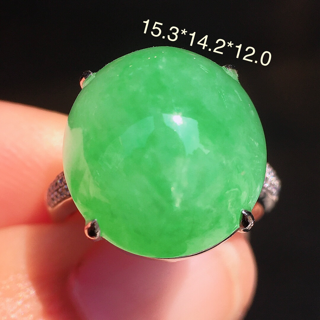 阳绿蛋面戒指，色泽均匀艳丽，玉质细腻，荧光感超
强，饱满圆润，尽显优雅气质，18k
金豪华镶嵌