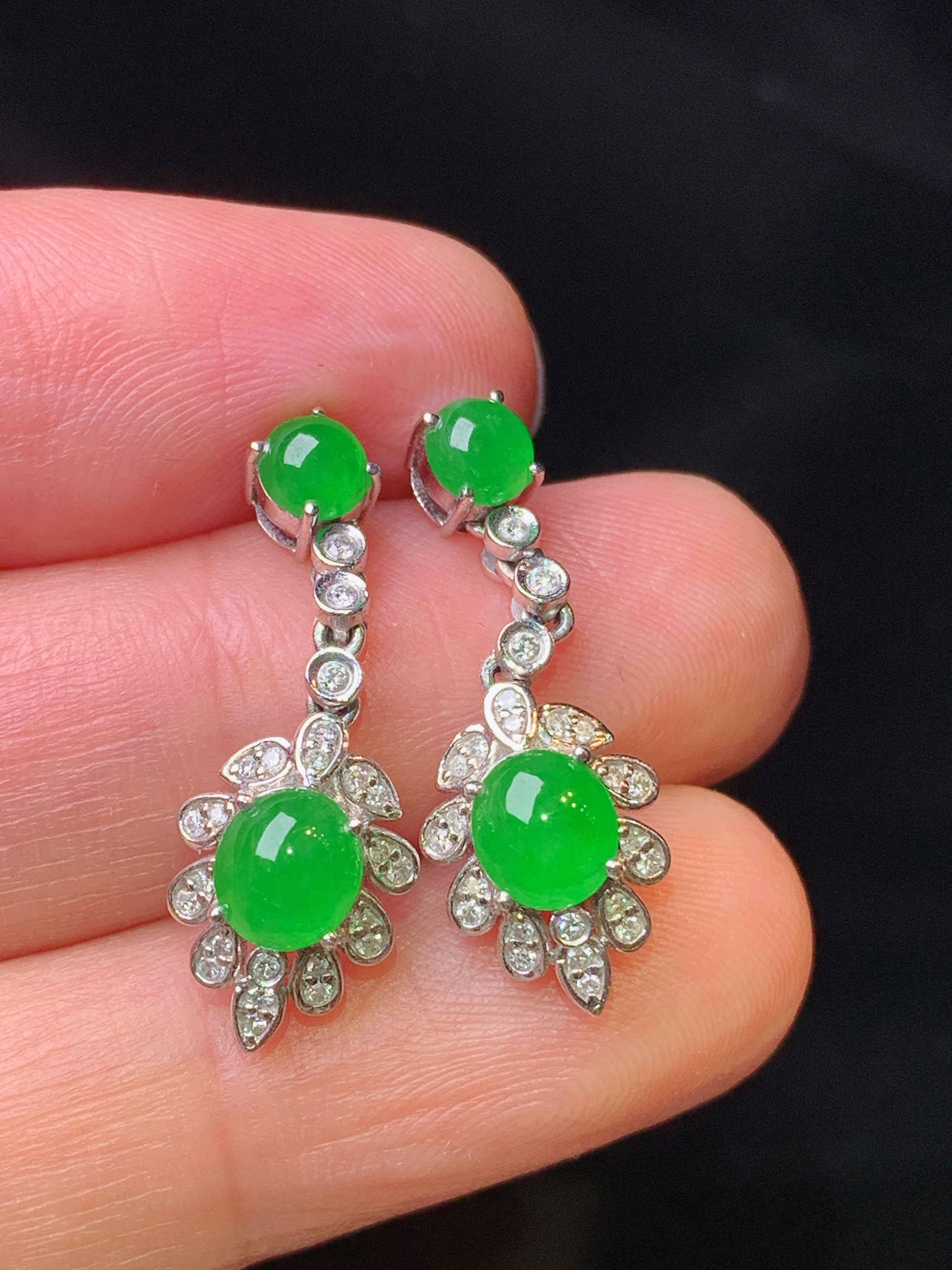 18k金钻镶嵌满绿蛋面耳坠 玉质细腻 色泽艳丽清新 水润亮眼 整体尺寸25.3*8.8*6L2