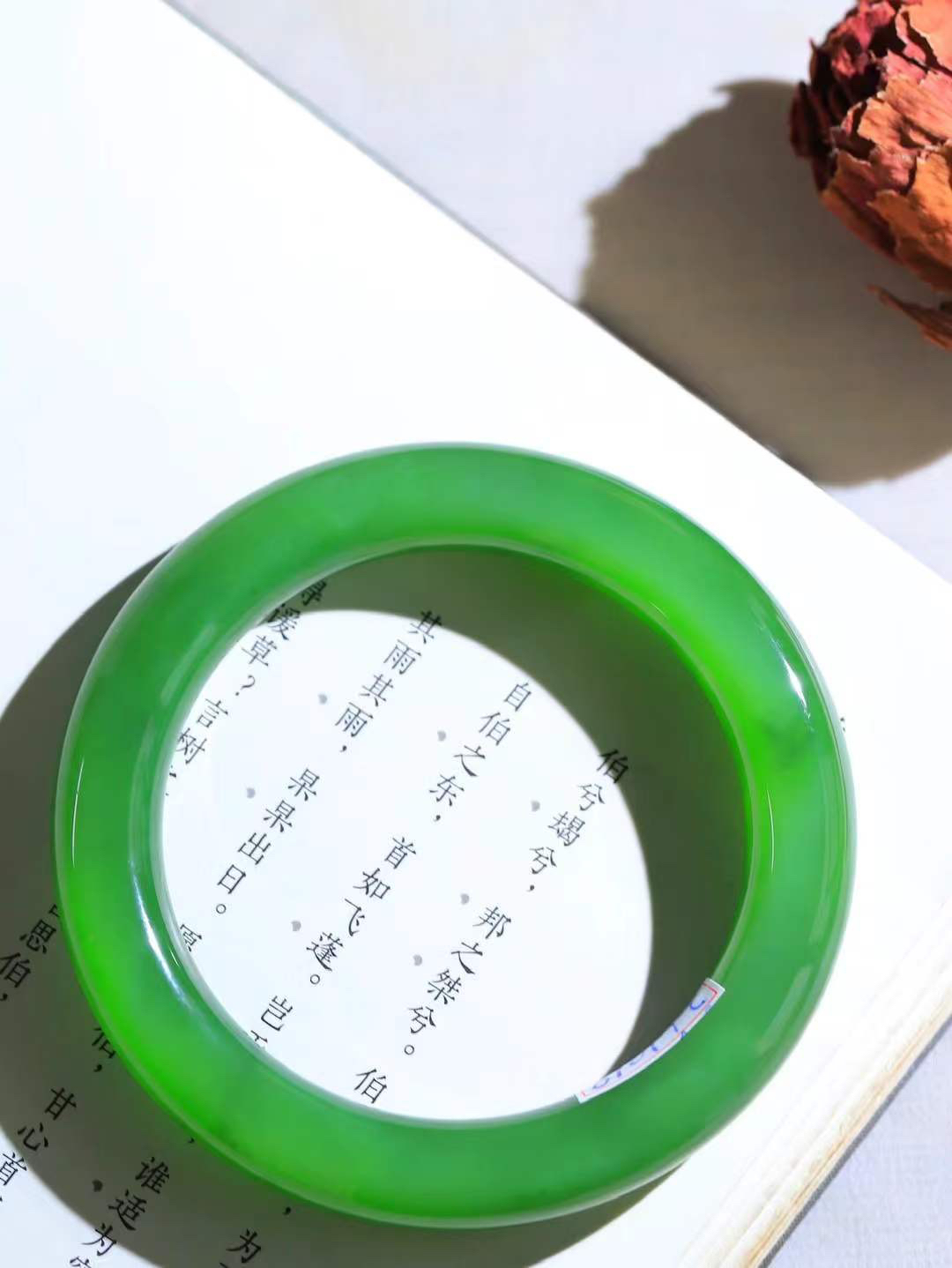 （碧色荡漾.手镯）

收藏级臻品️和田玉碧玉猫眼圆条手镯，灼灼其华想像靓妆淡伫 ，腕间绿意跳脱冰壶莹，坐间静对，姑射仙姿潇洒处，艳冶最奇料子油润滋腻镯型饱满，手感上佳。重72.5克   内径59mm尺寸11.8-11.5mm  24371413T