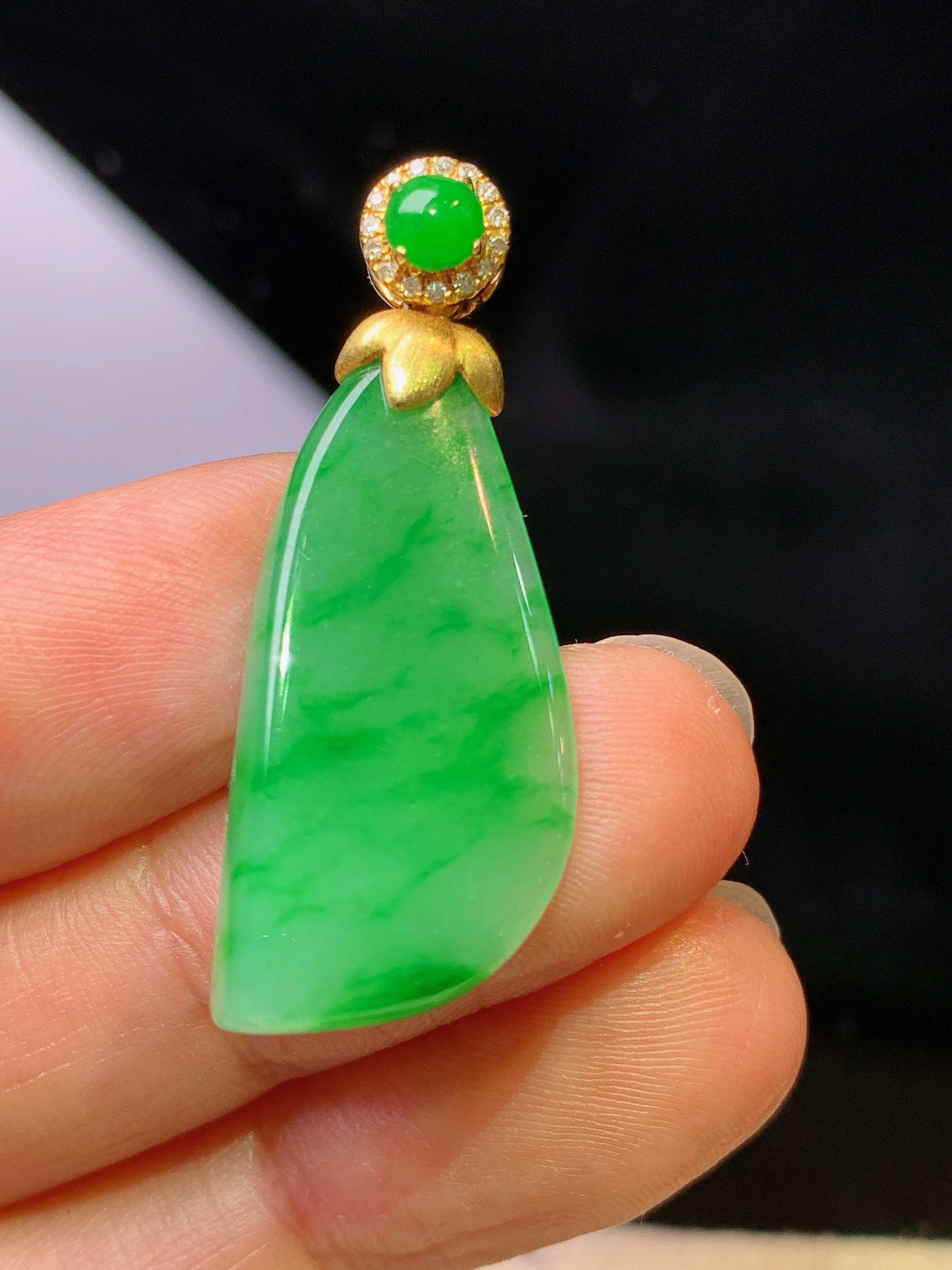 18k金钻镶嵌翠绿随形吊坠 玉质细腻 色泽艳丽清新 水润亮眼 整体尺寸35*13.2*4.6z1