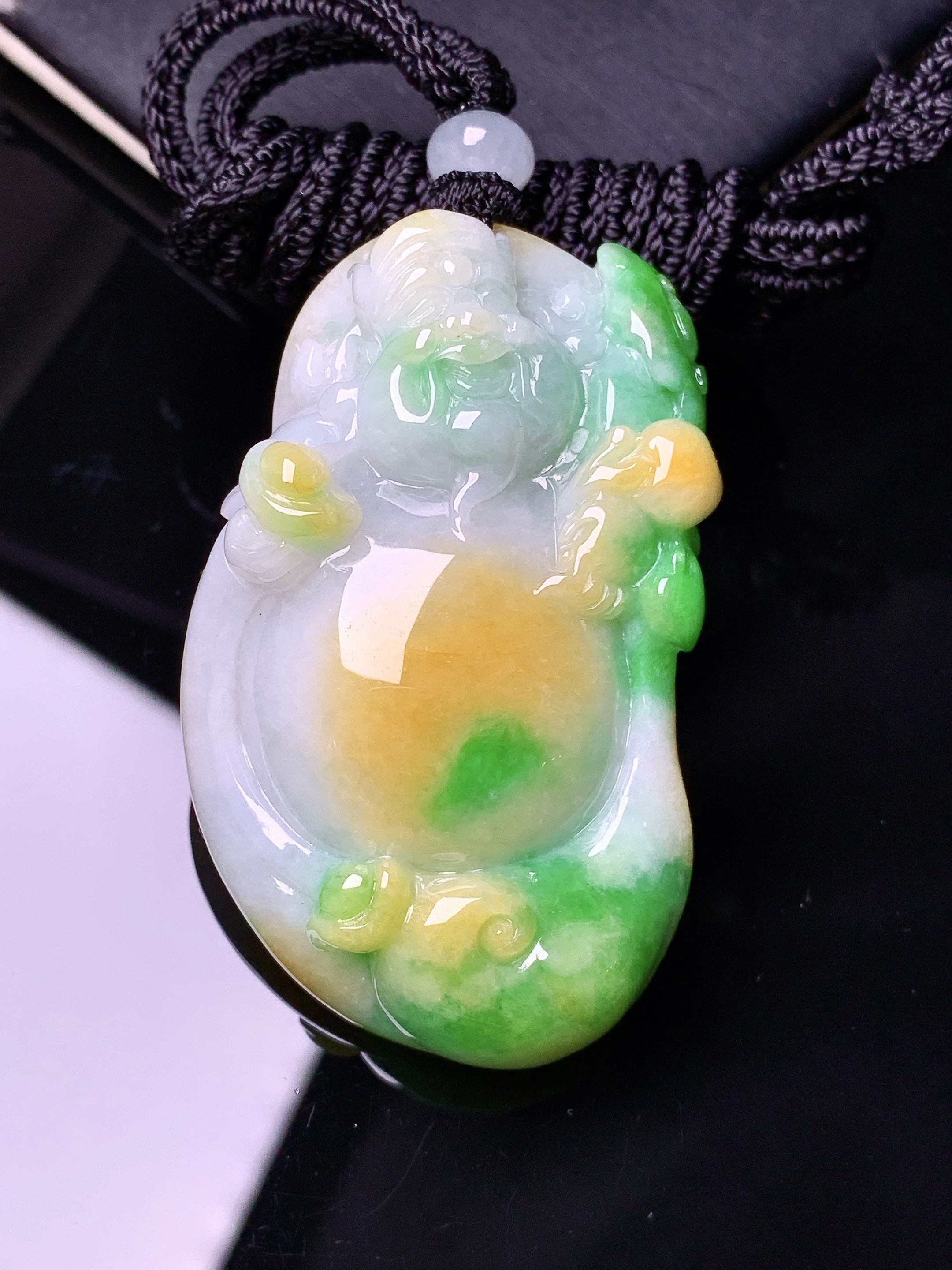 飘黄绿逍遥佛公吊坠 玉质细腻 色泽艳丽清新 水润亮眼 整体尺寸49.7*29.2*10.8w1