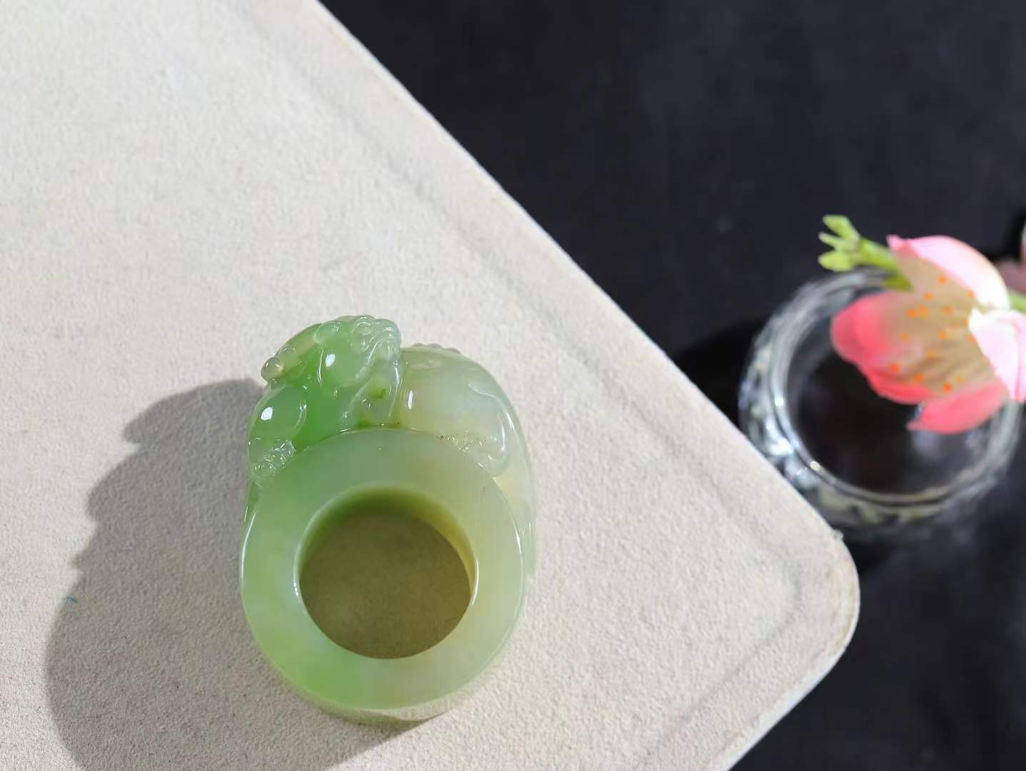 【招财貔貅.扳指]

精品和田玉翠青貔貅扳指、手把件质地油润，手感上佳。精工雕刻，貔貅表情生猛威严