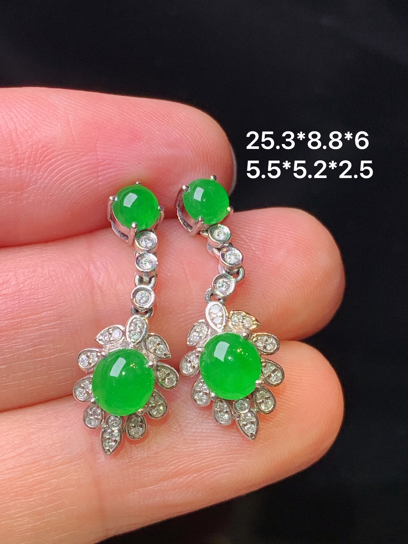 18k金钻镶嵌满绿蛋面耳坠 玉质细腻 色泽艳丽清新 水润亮眼 整体尺寸25.3*8.8*6L2