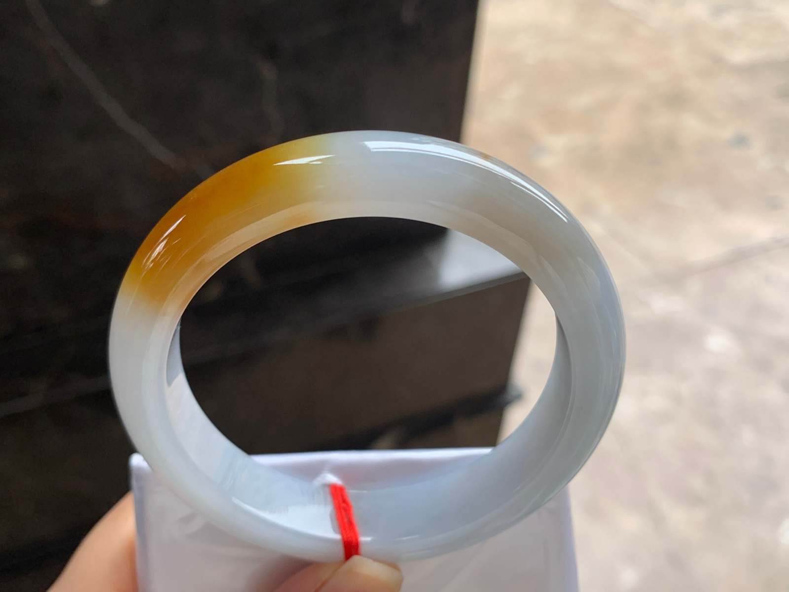 57.5-12.7-8.8

黄翡手镯^_^玉质温润 细腻