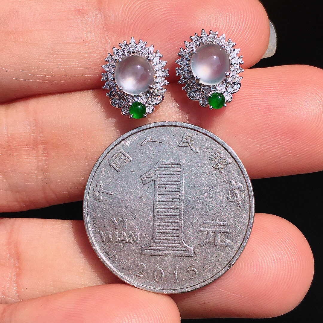 玻璃种蛋面耳钉，玉质细腻，荧光感超
强，饱满圆润，尽显优雅气质，18k
金豪华镶嵌