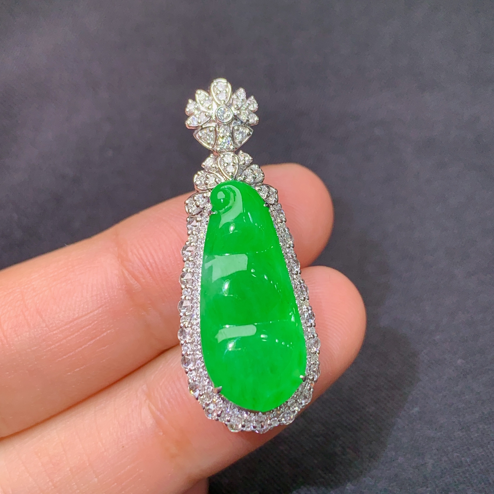 冰阳绿福豆吊坠，18k金镶嵌，冰润色阳，玉质细腻，种水足，Dgj 尺寸34*13.3*10.3