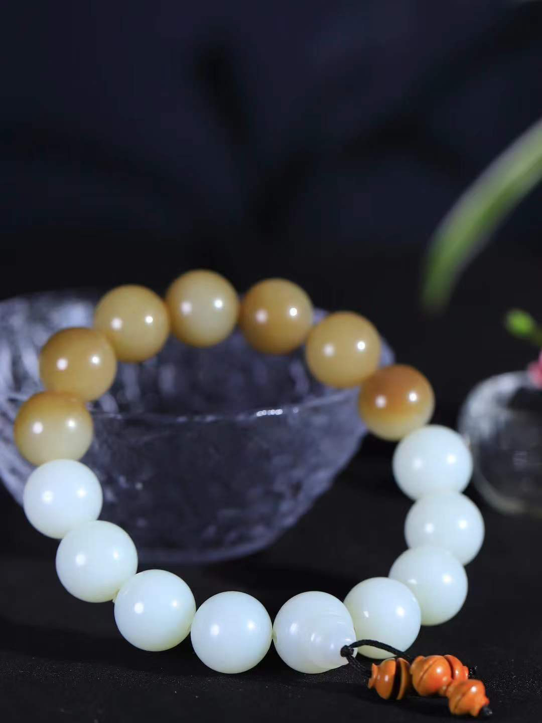 【珠圆玉润.手串】

精品和田玉糖白玉珠圆玉润手串 玉质温润细腻  整串打磨圆润，佩戴舒适。珠珠落玉盘，间关莺语花底滑，一生美好时光，无论身在何处，都有它相伴相守。事事顺遂，幸福美满，吉祥如意。重67.5克 尺寸取一14mm FDL-16301400