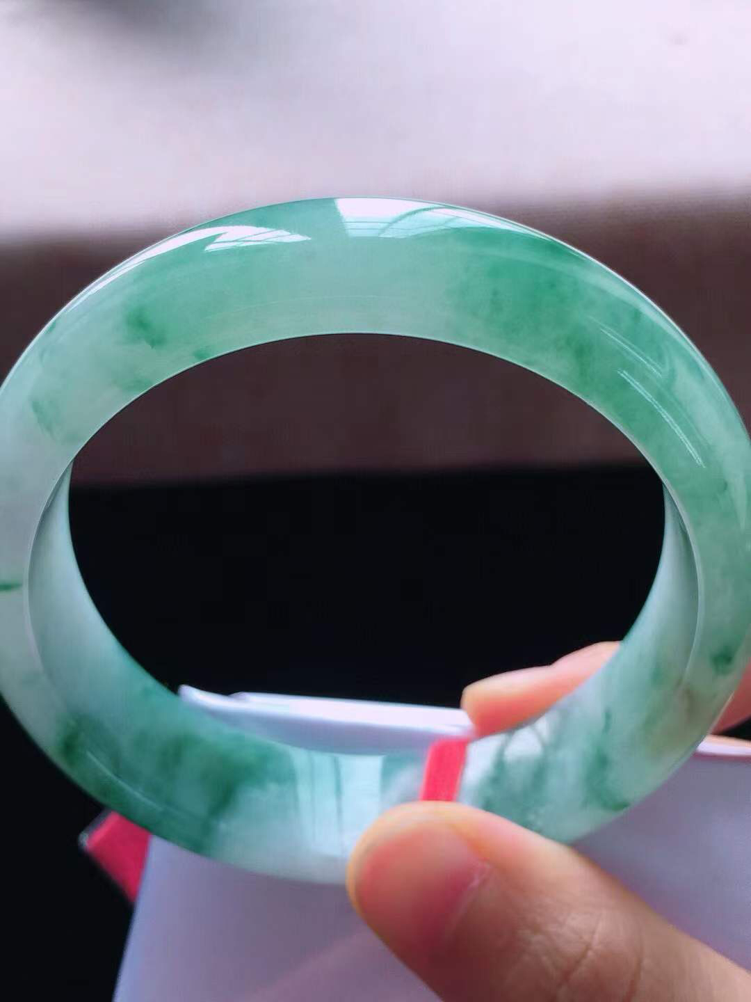 【翡翠名称】老坑种冰飘花59正圈口手镯
【翡翠尺寸】59*16*7.8mm适合58-60正圈口佩戴
