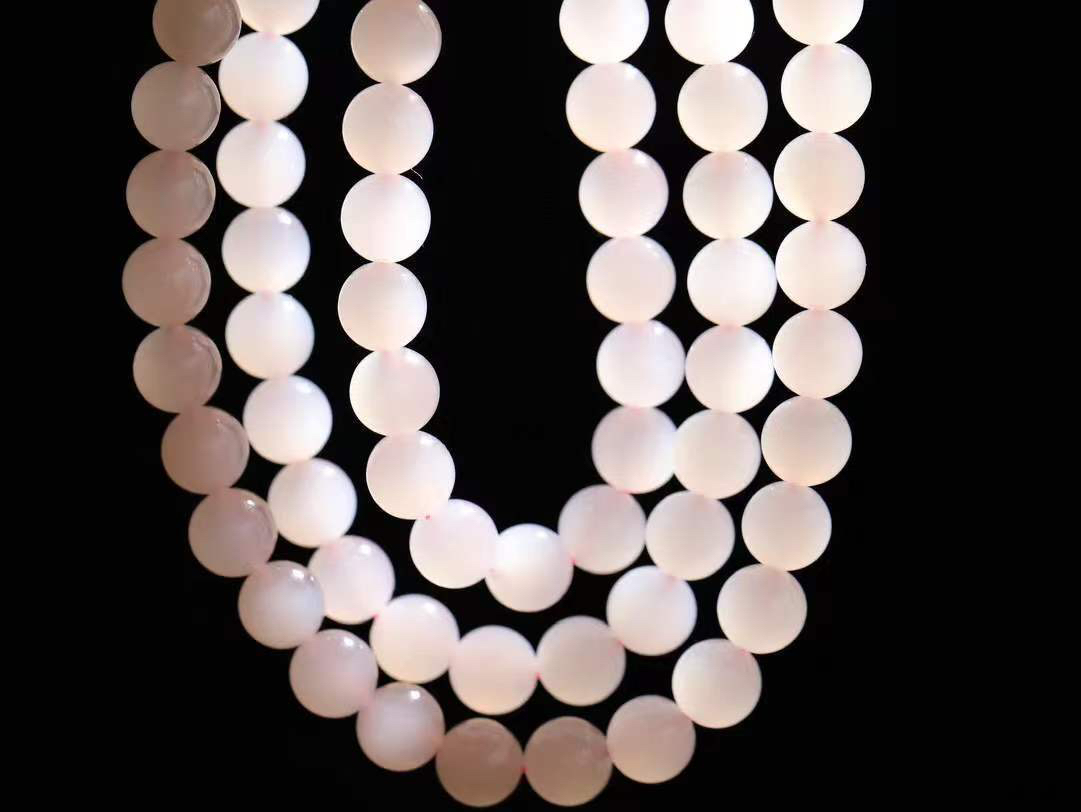 一套【珠圆玉润.套装】

精品和田玉藕粉珠圆玉润套装 玉质细腻油润 饱满光滑 质朴无华，悠远简单，人心境界远，百世修炼深，心灵常驻善意持，觉悟人生百世修。项链重67.3克 尺寸取一7.9mm   手串重18.5克  尺寸取一7.9mm  10301516L