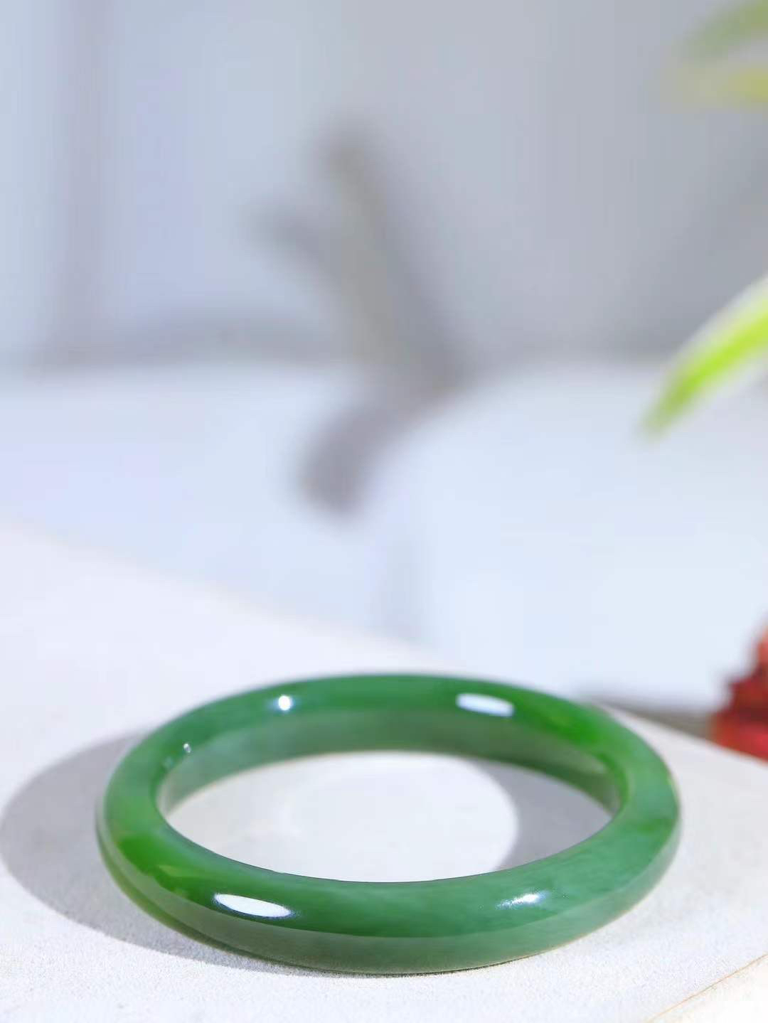 【碧波流转·手镯】

精品和田玉碧玉手镯，玉质细腻温润，手感舒适，️线条流畅，简约大气，美自天