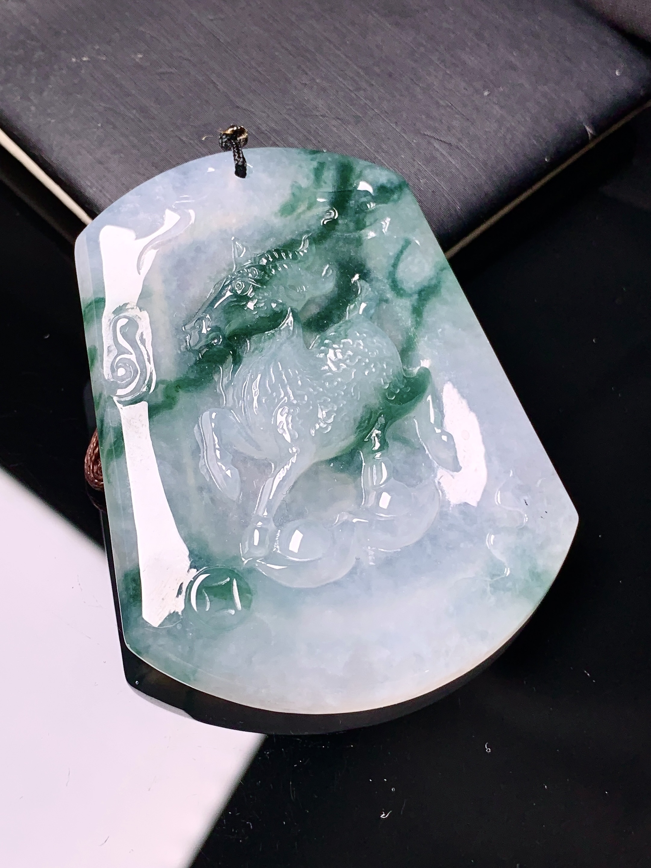 飘绿生肖羊牌吊坠 玉质细腻 色泽艳丽清新 水润亮眼 整体尺寸52.8*42*6.2b2