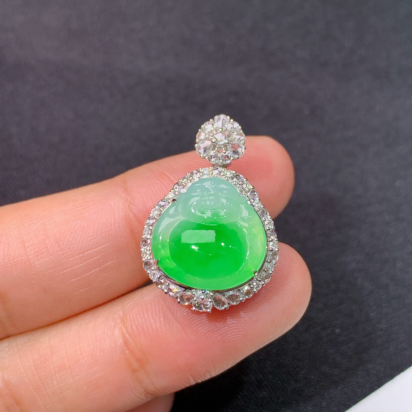 冰飘绿舒佛吊坠，18k金镶嵌，冰润色阳，品相好，种水足，Ald 尺寸23.7*16.1*10.3