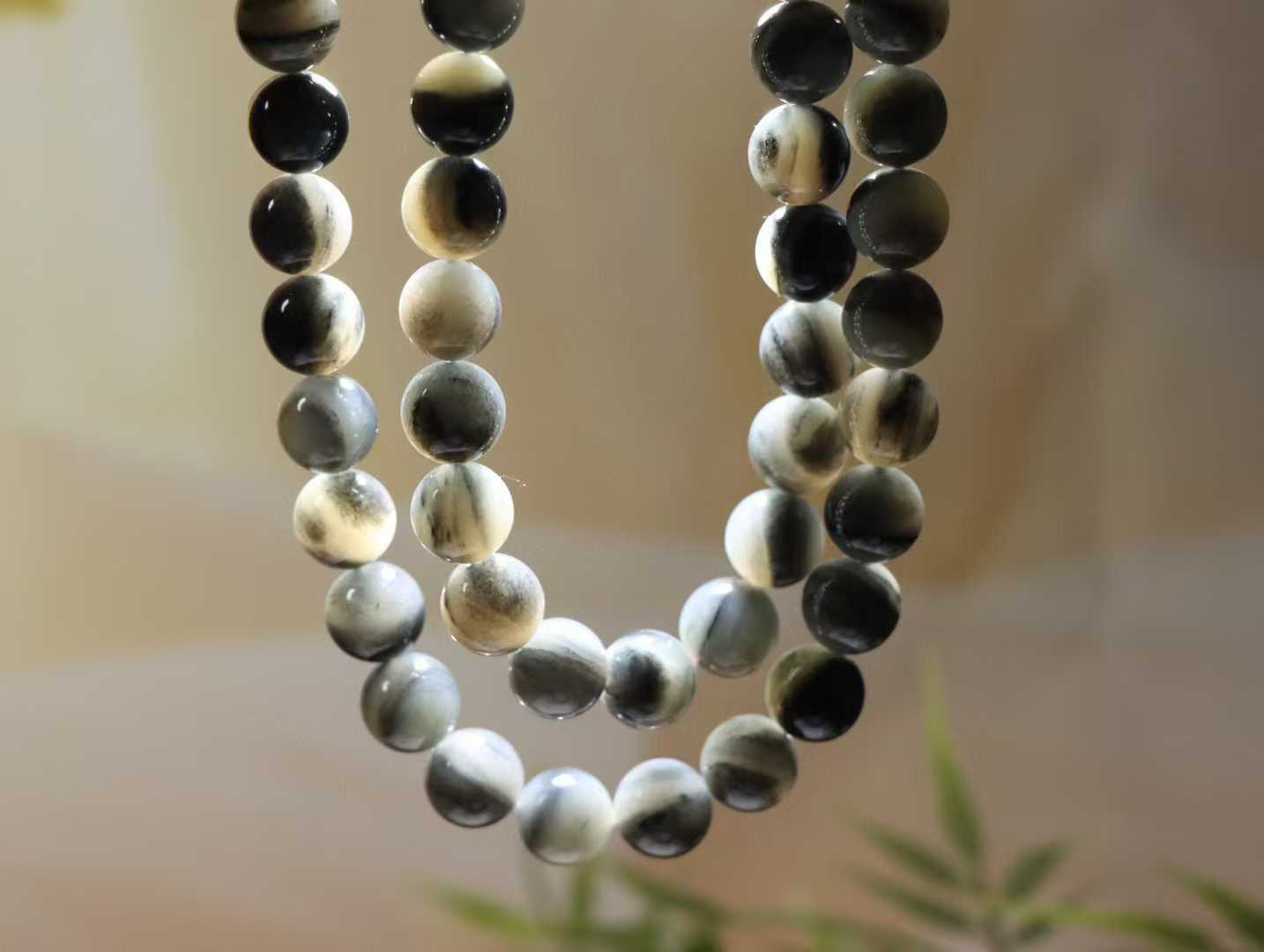 【水墨青花.项链】

新疆和田青花籽料珠圆玉润项链 玉质温润细腻  整串打磨圆润，佩戴舒适。珠珠落玉盘，间关莺语花底滑，一生美好时光，无论身在何处，都有它相伴相守。事事顺遂，幸福美满，吉祥如意。

重160克 尺寸12mm  36823212113O