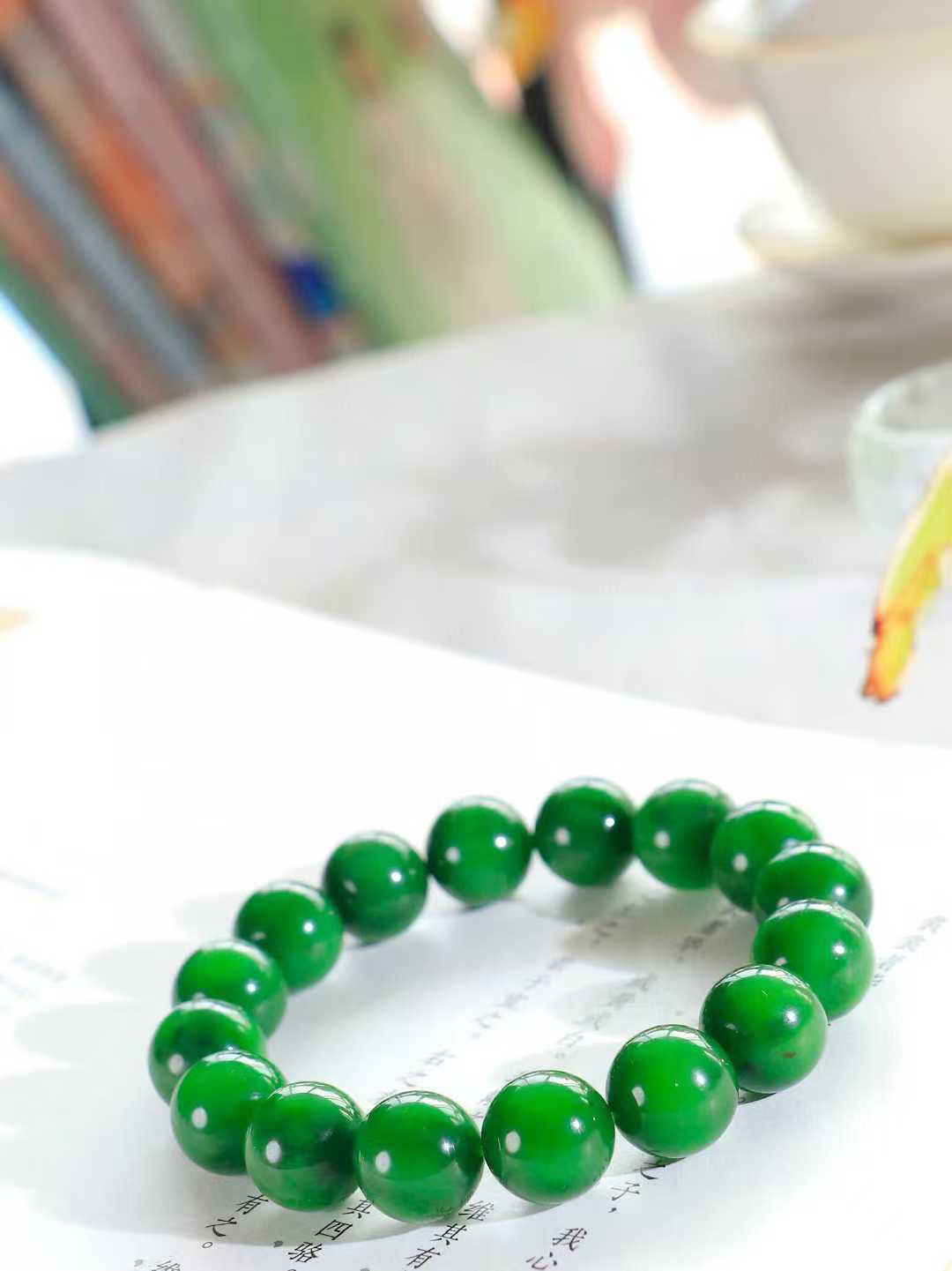 【岁月静好.手串】

  精品和田玉碧玉圆珠手串，精选上等和田玉料，每一颗珠子都散发着温润光泽，宛如岁月沉淀的优雅。佩戴它，感受时光的静谧与从容，彰显不凡品味。重55.2克  尺寸取一12.8mm  45301121O