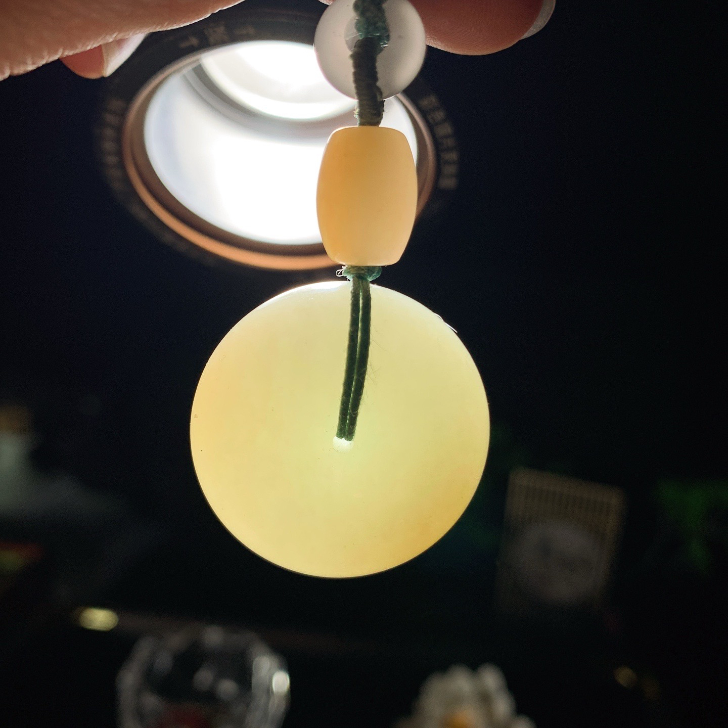 新疆和田玉且末糖平安扣挂件。尺寸29/14重28克。玉质细腻油润。手推出油。佩戴高端典雅。lt260313