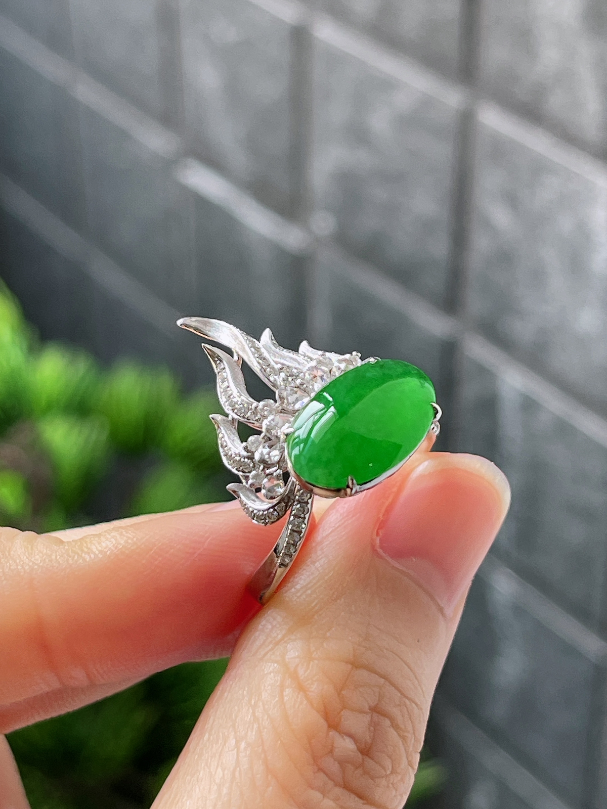 18k翡翠冰糯绿色熊熊火焰特色大蛋面戒指