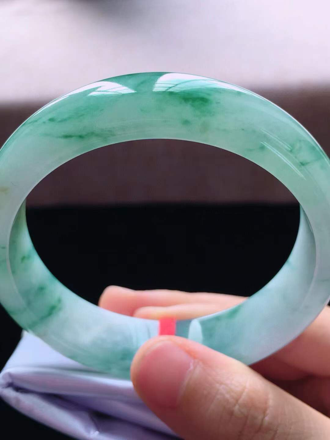 【翡翠名称】老坑种冰飘花59正圈口手镯
【翡翠尺寸】59*16*7.8mm适合58-60正圈口佩戴
