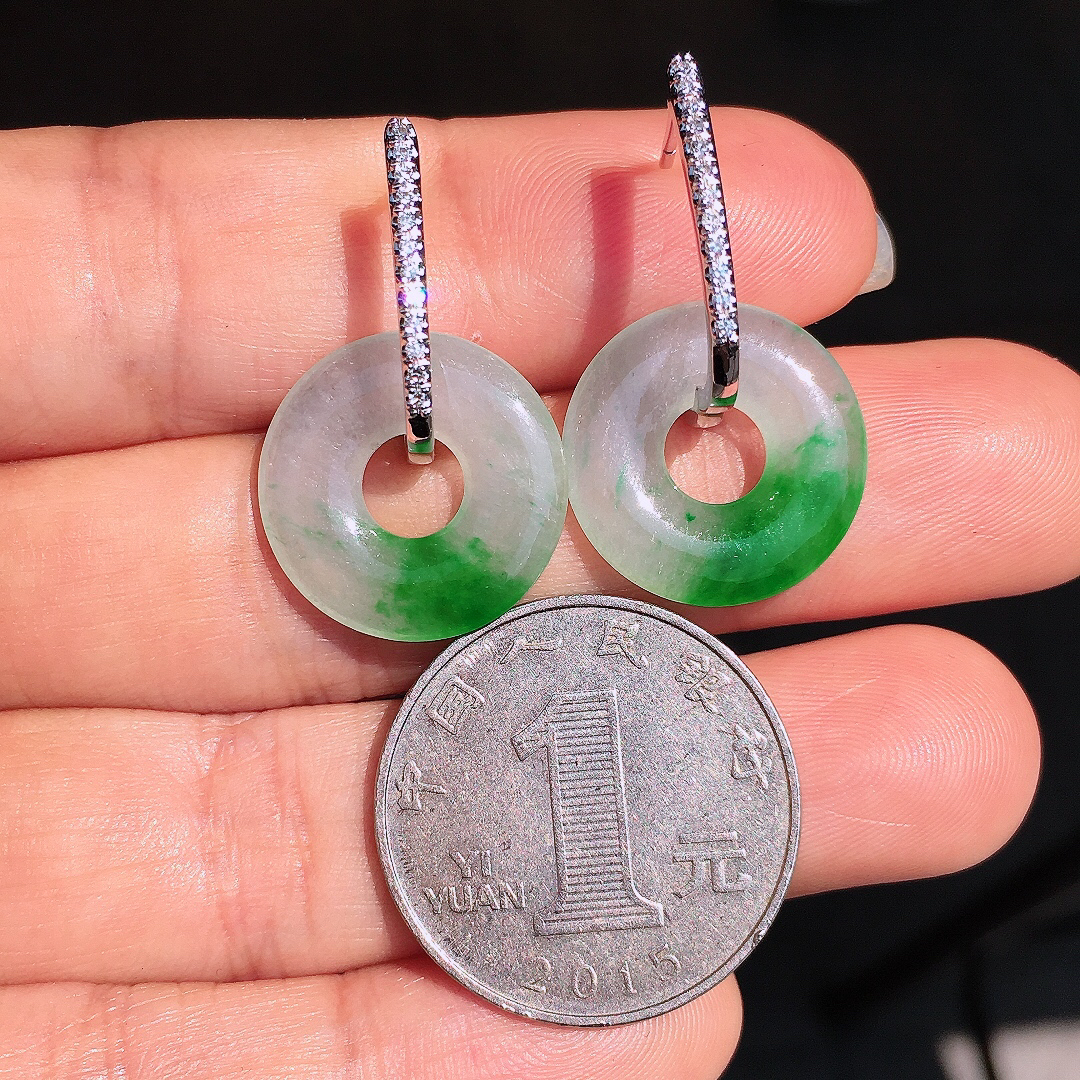 飘绿平安扣耳坠，色泽艳丽，玉质细腻，荧光感超
强，饱满圆润，尽显优雅气质，18k
金豪华镶嵌