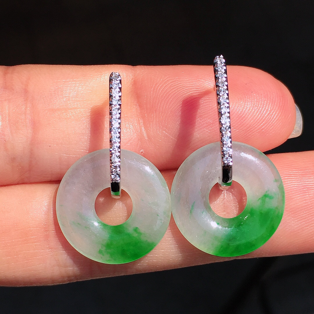 飘绿平安扣耳坠，色泽艳丽，玉质细腻，荧光感超
强，饱满圆润，尽显优雅气质，18k
金豪华镶嵌