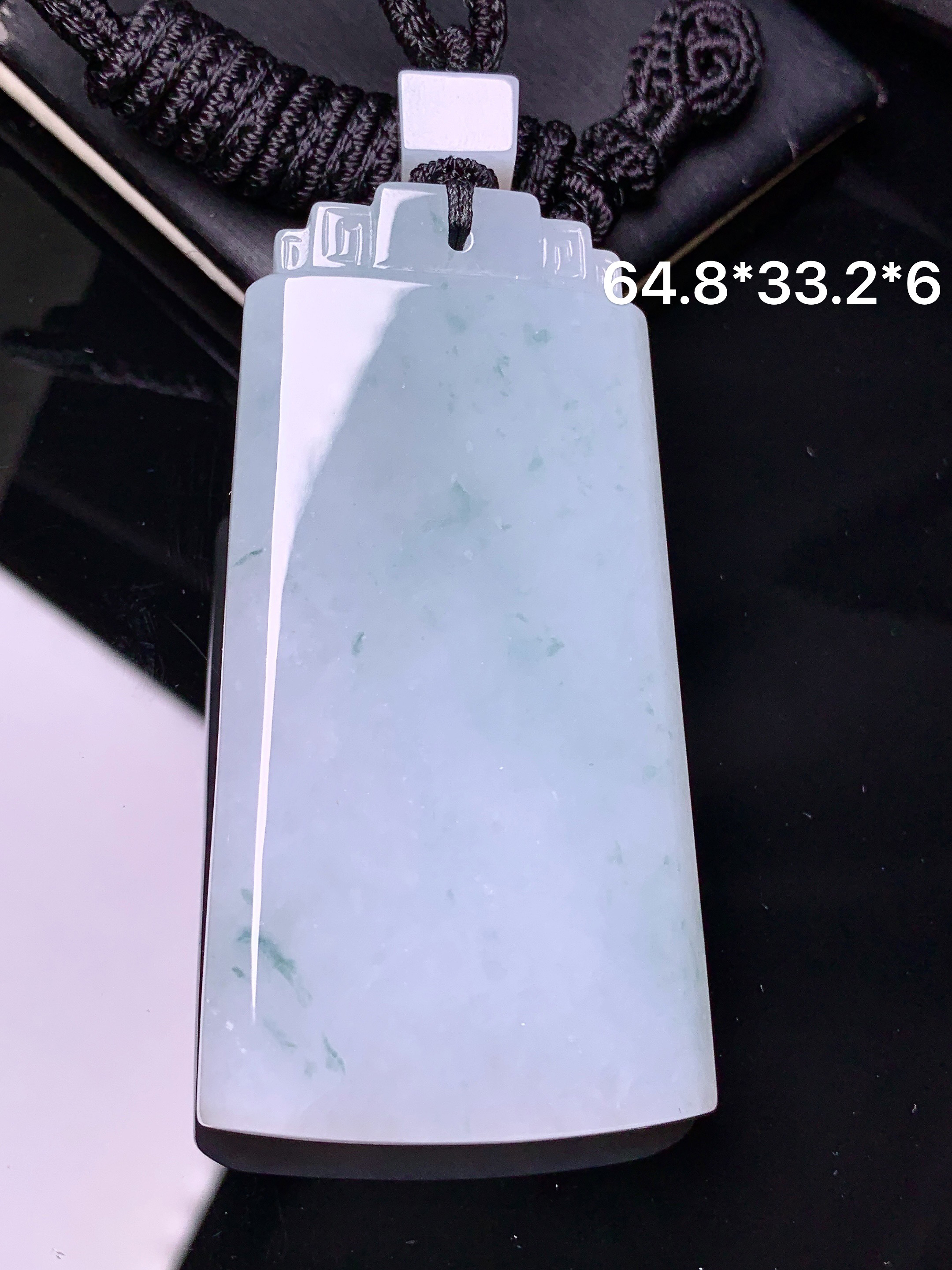 飘绿无事牌吊坠 玉质细腻 色泽艳丽清新 水润亮眼 整体尺寸64.8*33.2*6L1