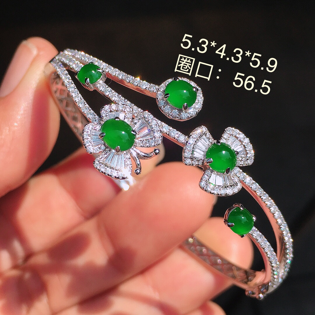 满绿蛋面手镯，色泽均匀艳丽，玉质细腻，荧光感超
强，饱满圆润，尽显优雅气质，18k
金豪华镶嵌