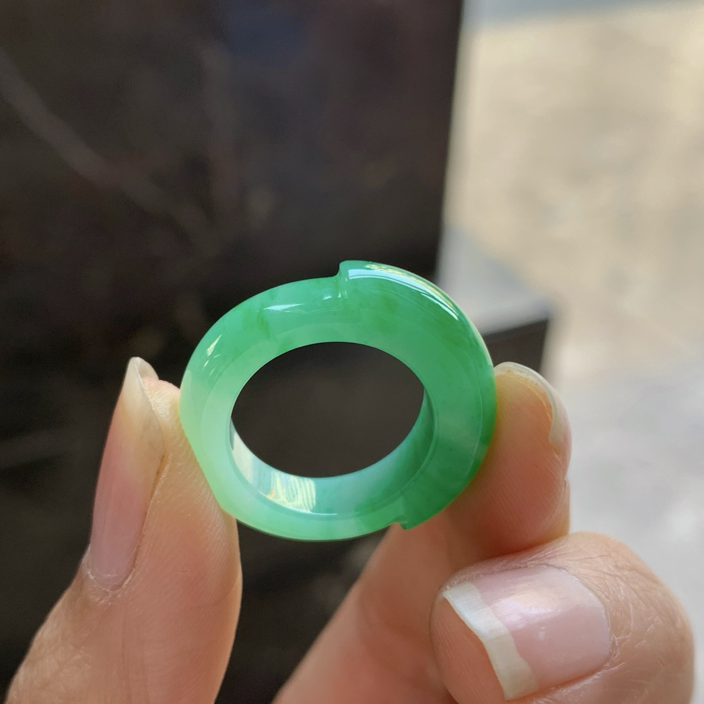 阳绿色马鞍戒指^_^色阳 玉质温润 尺寸6.2-5.3 9号指圈 细腻