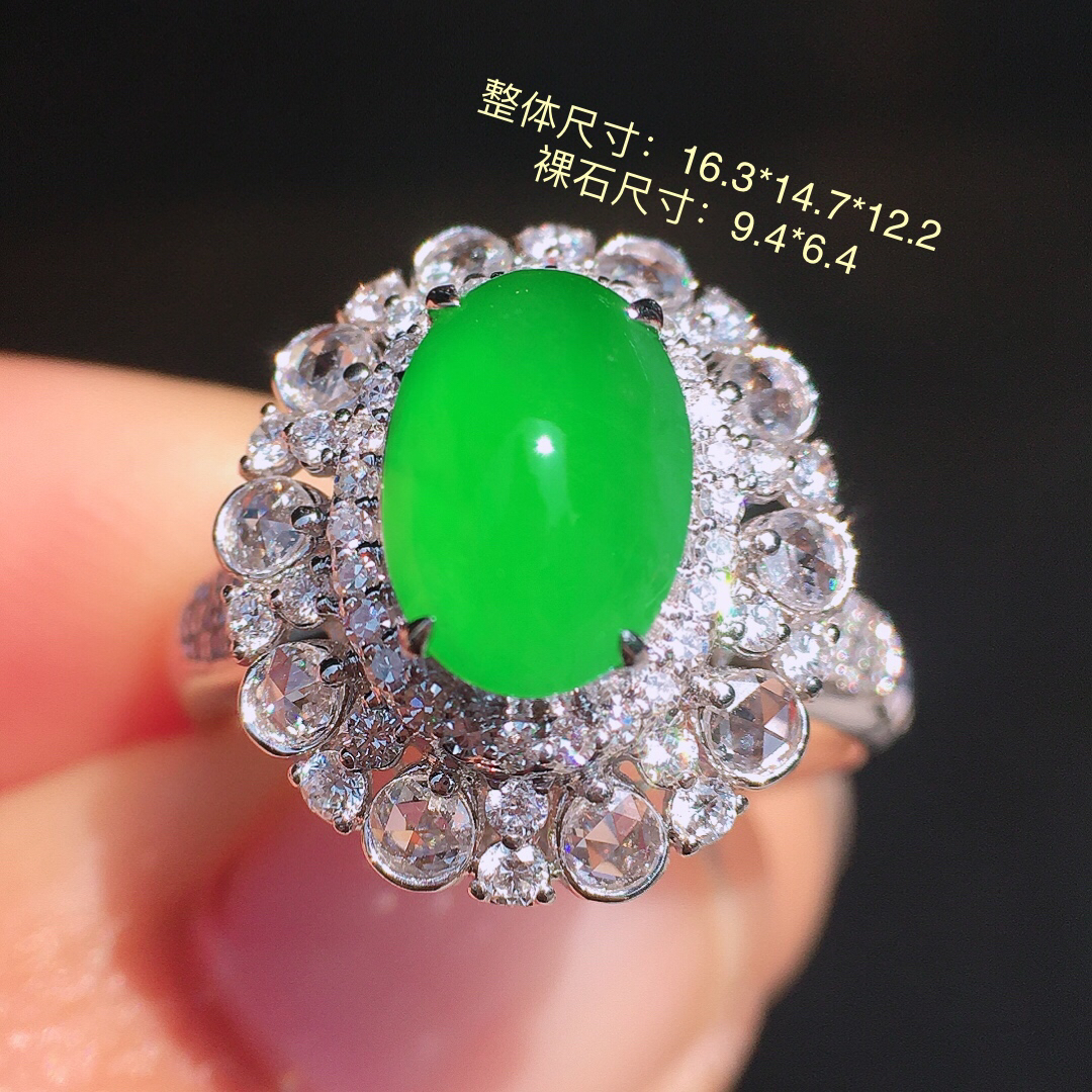 阳绿蛋面戒指，色泽均匀艳丽，玉质细腻，荧光感超
强，饱满圆润，尽显优雅气质，18k
金豪华镶嵌