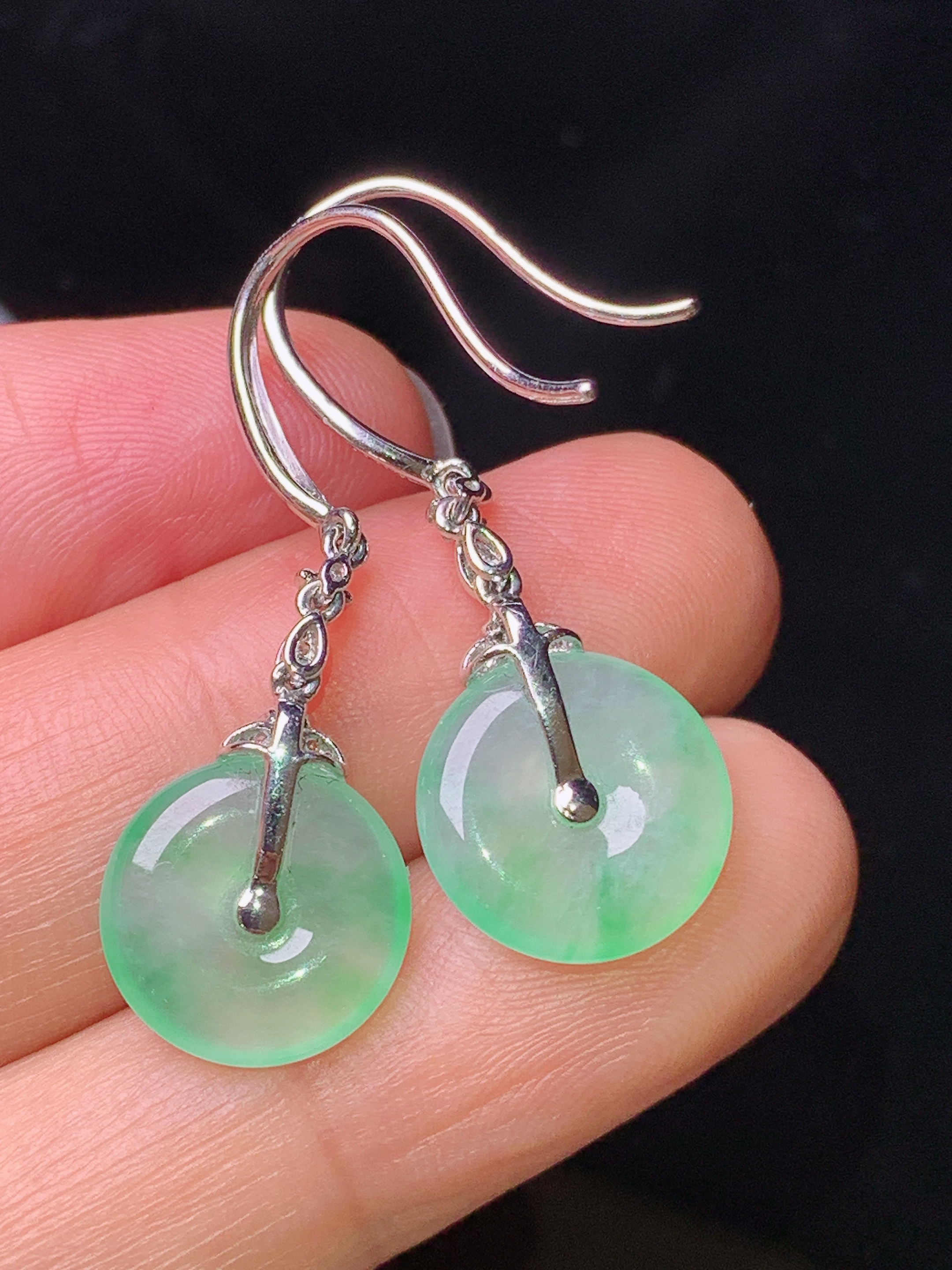 18k金钻镶嵌飘绿平安扣耳坠 玉质细腻 色泽艳丽清新 水润亮眼 整体尺寸33.8*11.8*3z1