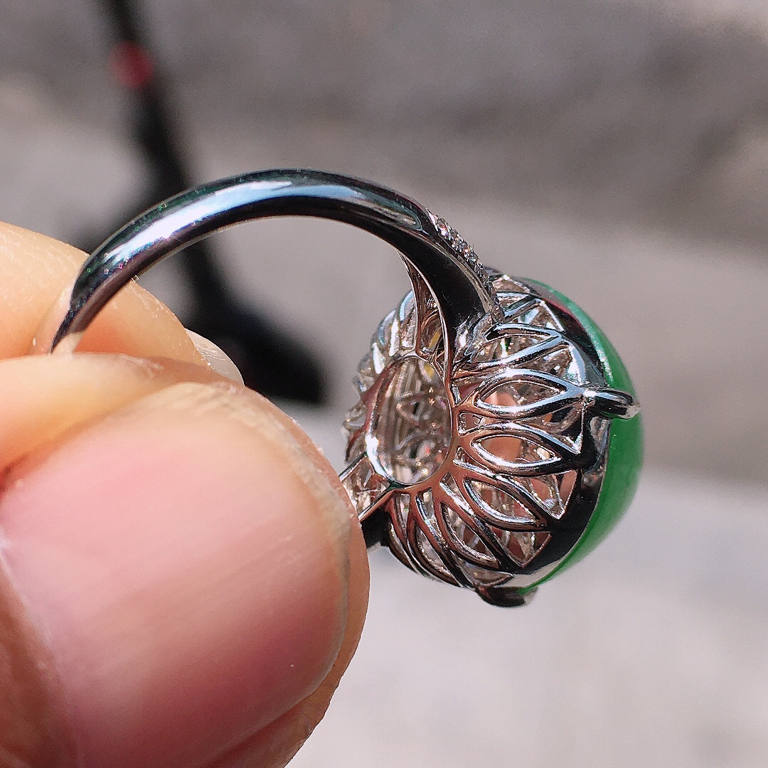 阳绿蛋面戒指，色泽均匀艳丽，玉质细腻，荧光感超
强，饱满圆润，尽显优雅气质，18k
金豪华镶嵌