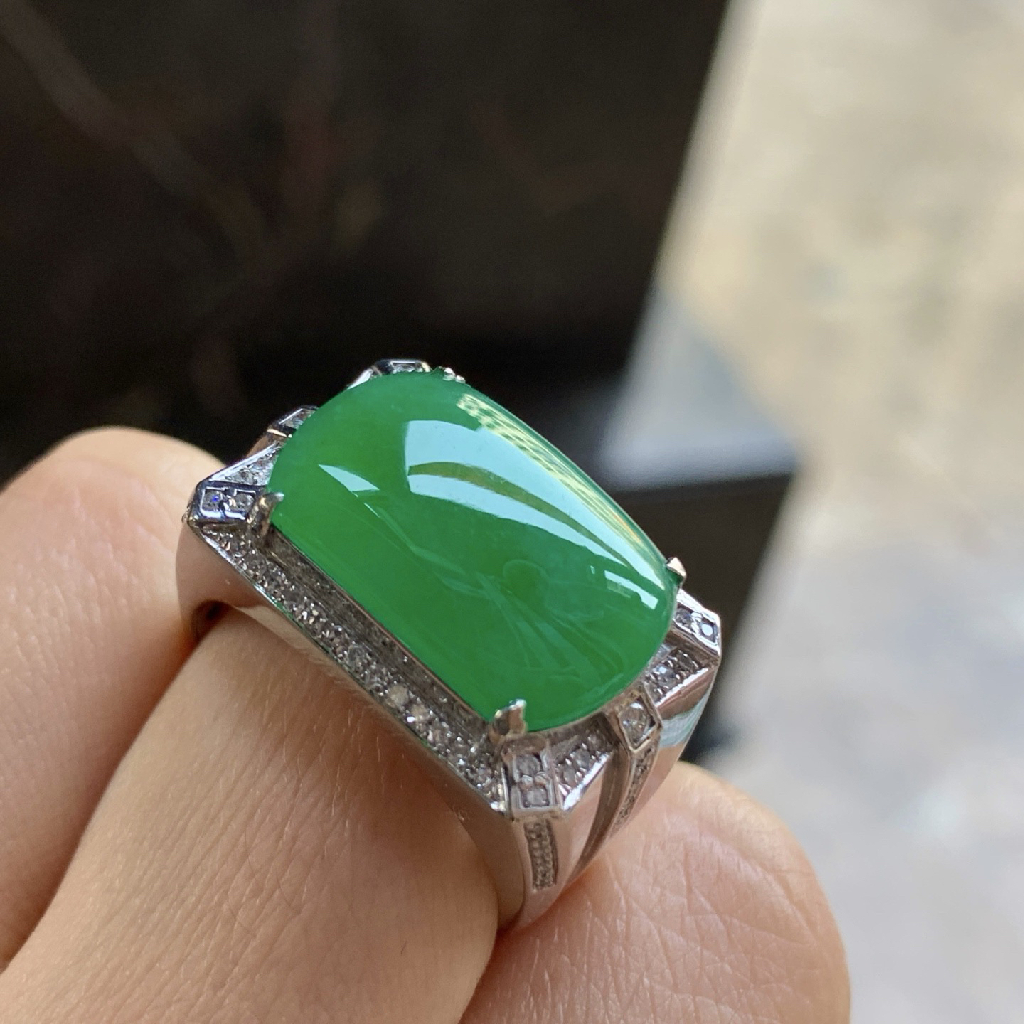 金钻镶嵌绿色马鞍戒指^_^玉质温润