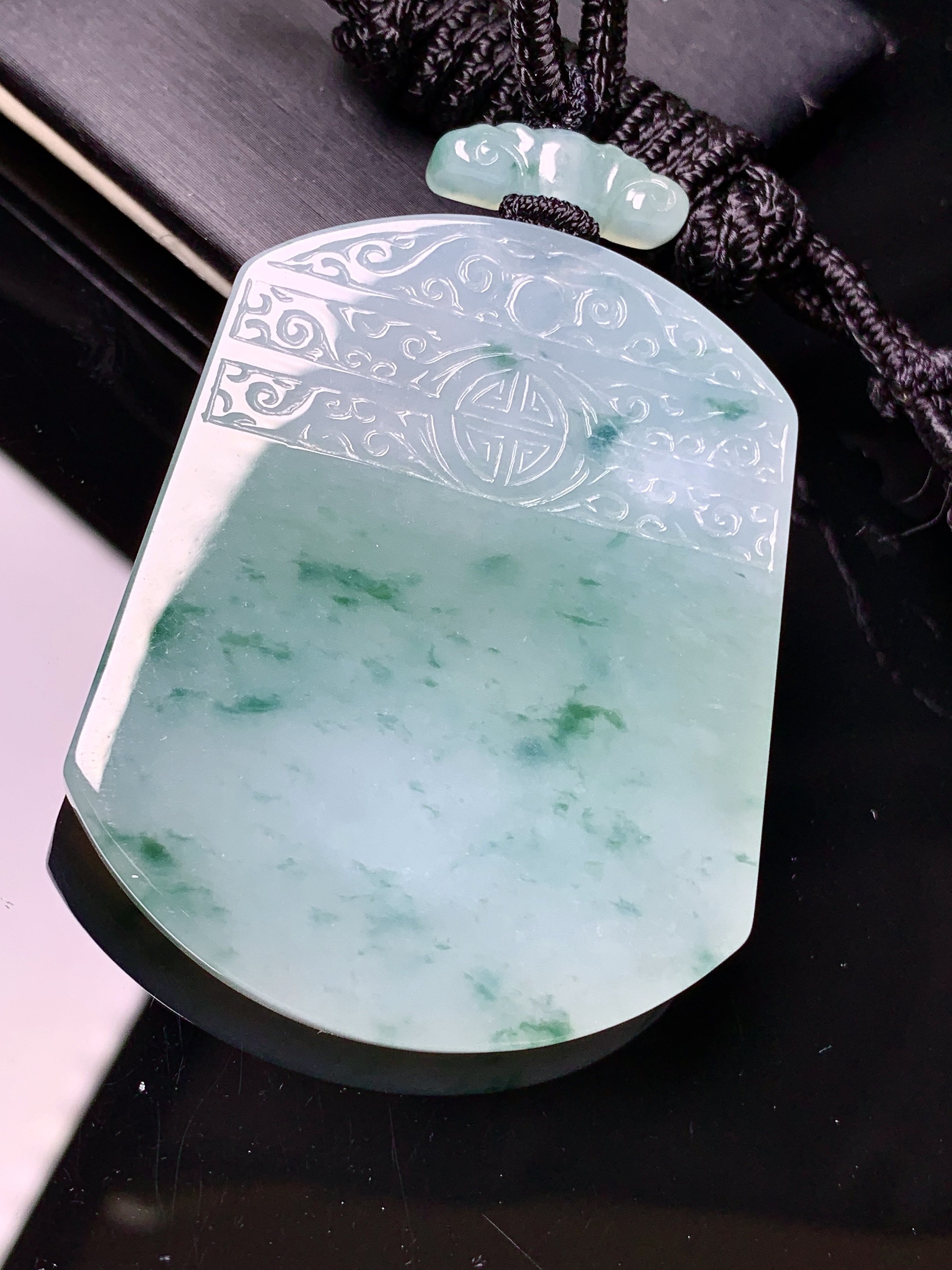 飘绿无事牌吊坠 玉质细腻 色泽艳丽清新 水润亮眼 整体尺寸51.5*41.7*5.6L1