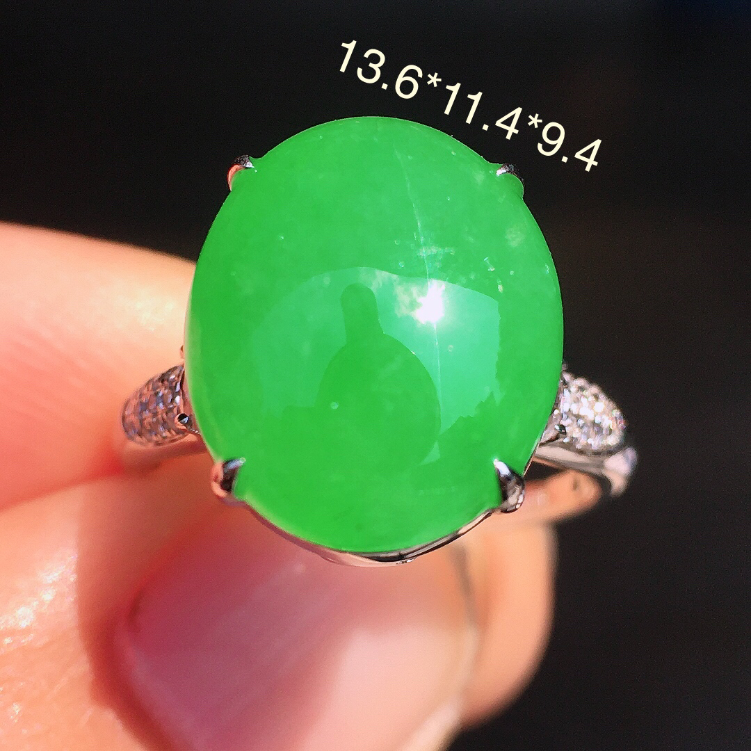 阳绿蛋面戒指，色泽均匀艳丽，玉质细腻，荧光感超
强，饱满圆润，尽显优雅气质，18k
金豪华镶嵌