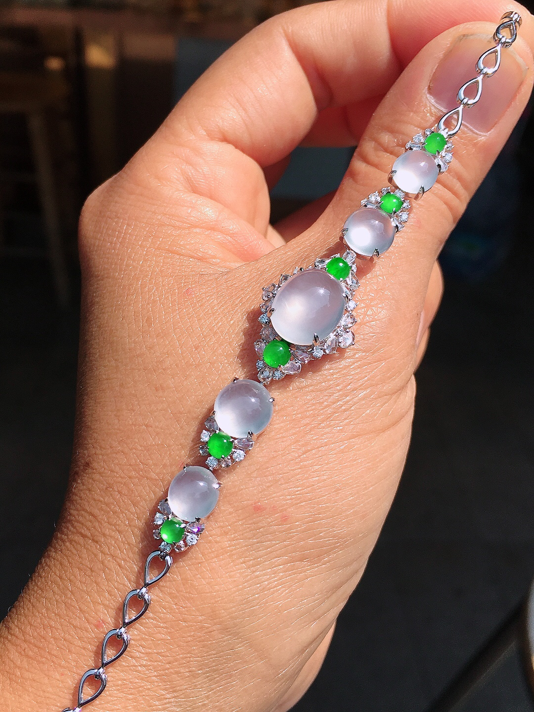 冰种蛋面手链，玉质细腻，荧光感超
强，饱满圆润，尽显优雅气质，18k
金豪华镶嵌