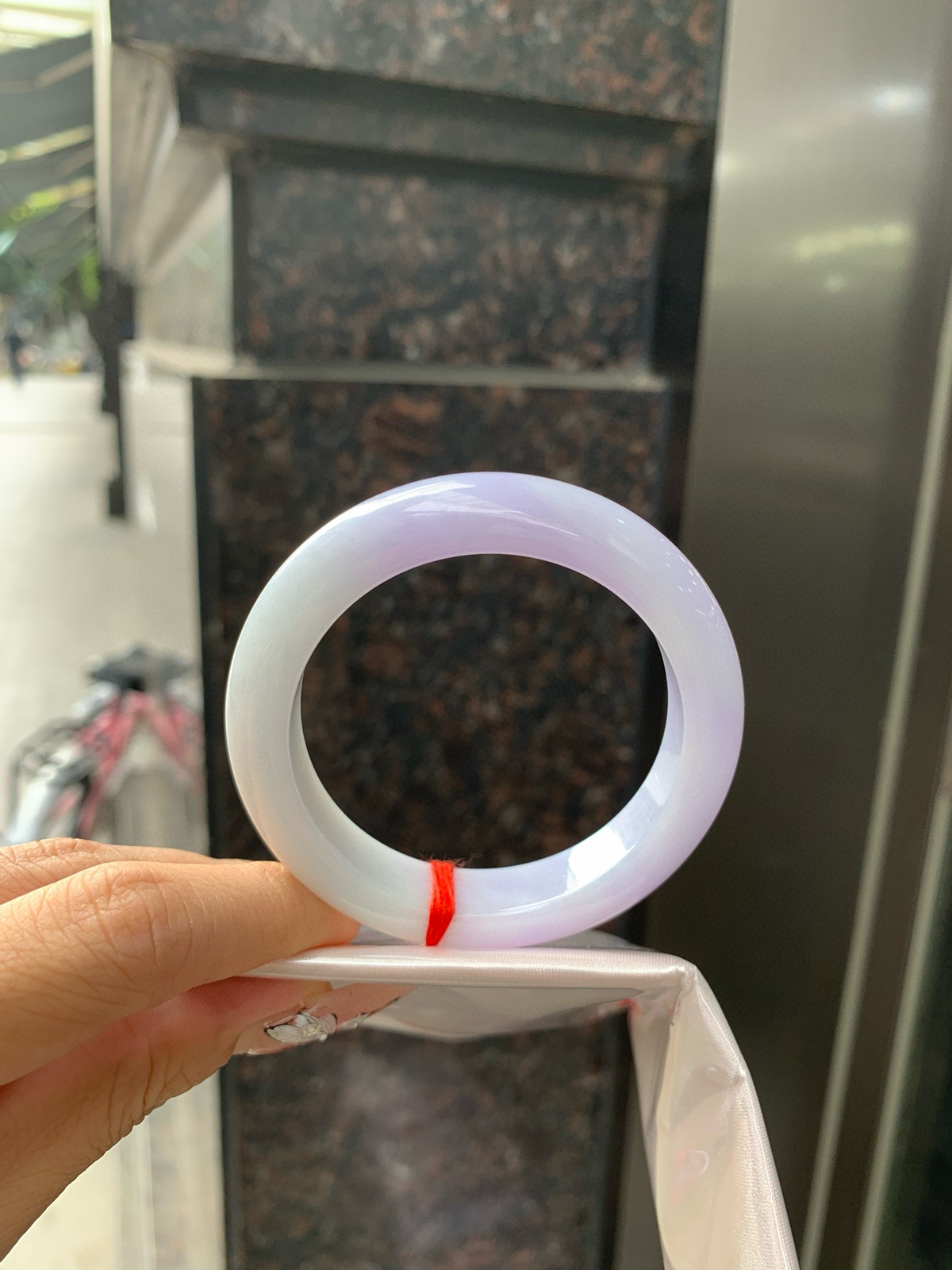 春彩正圈
52-53都能戴
半圈浅绿碰上梦幻般的春，像是融化了的春天，半山半水，一镯两戴，所有的美好交织在一起，让人心生宁静而淡淡的欢喜～