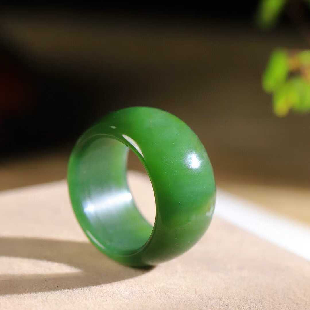 （古韵.扳指）

品质第一 信誉至上️精品和田玉碧玉扳指，玉质温润，油润感十足， 整器古韵生辉。优雅高贵。运筹帷幄于掌中，决胜于千里之外。
重14克   圈口22.4mm   尺寸15.3-4.4mm    79402479OYY