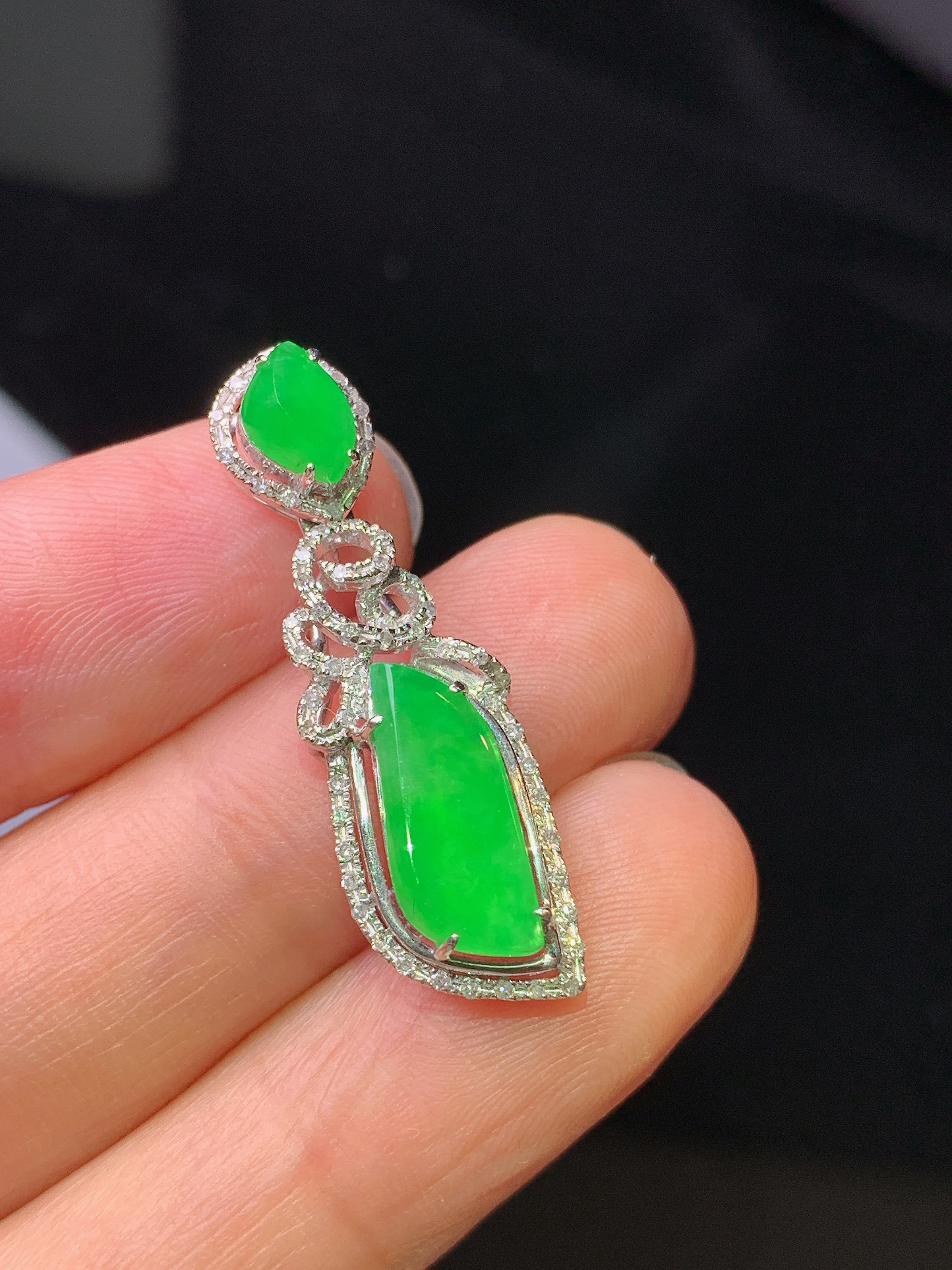 18k金钻镶嵌翠绿随形吊坠 玉质细腻 色泽艳丽清新 水润亮眼 整体尺寸31.6*9.6*6.2z1