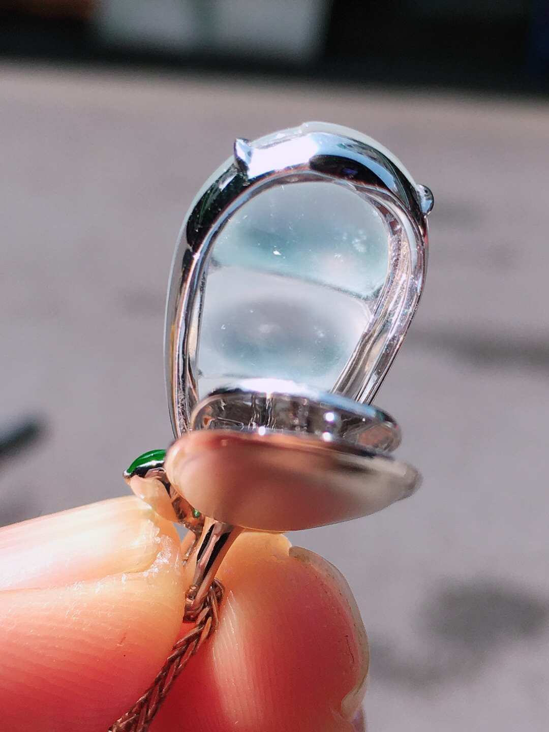 冰种福豆吊坠，玉质细腻，荧光感超
强，饱满圆润，尽显优雅气质，18k
金豪华镶嵌