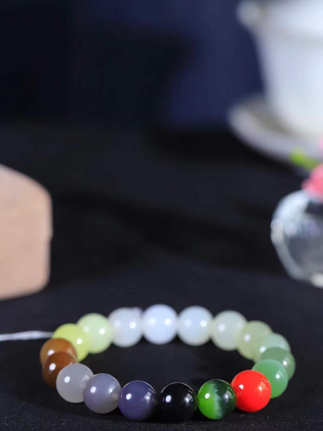 【多宝手串】

货头精选 和田玉多宝圆珠手串，每一颗玉石都凝聚自然的灵气与岁月的沉淀，寓意福禄寿喜，